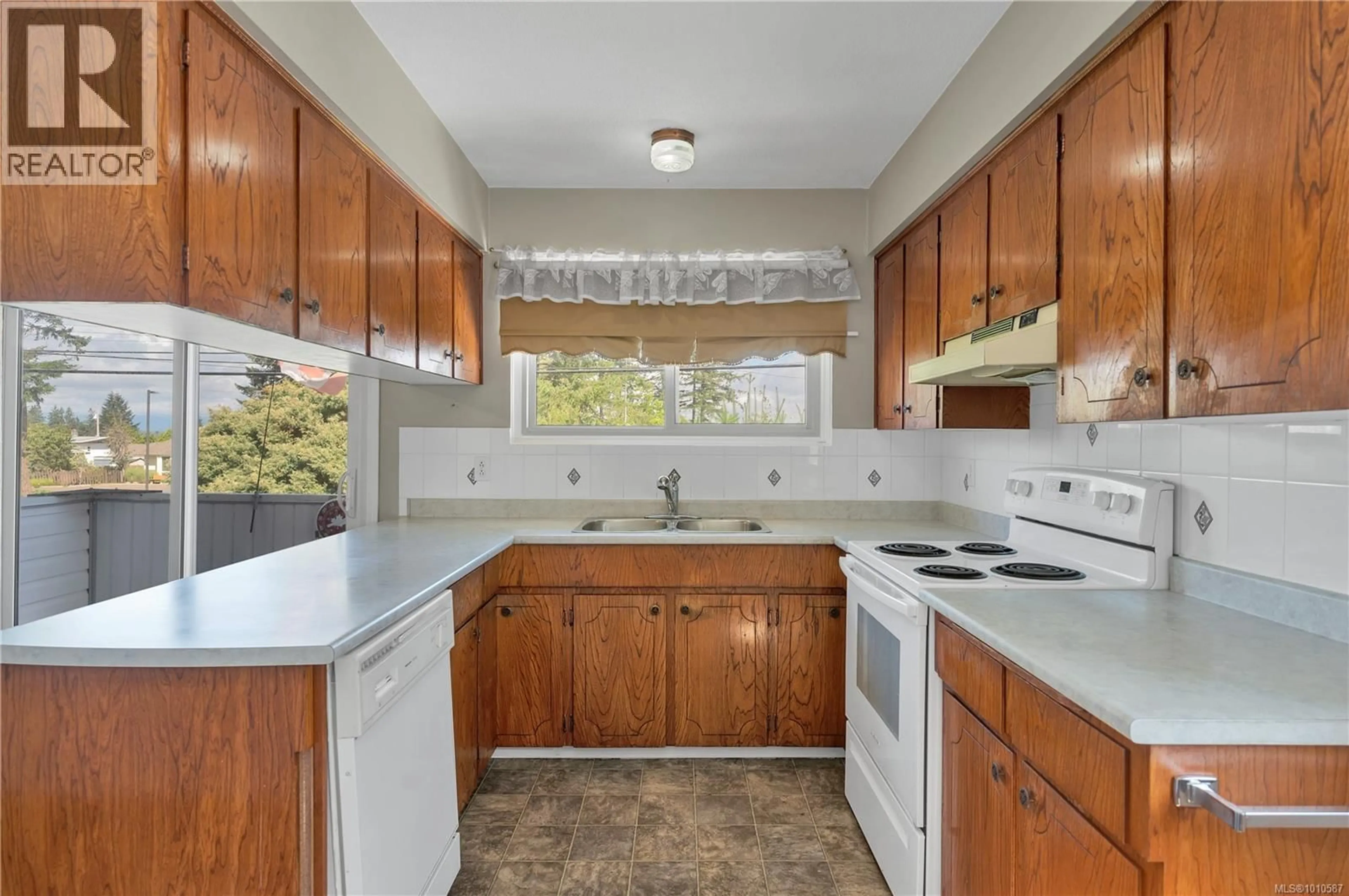 Standard kitchen, ceramic/tile floor for 425 EVERGREEN ROAD, Campbell River British Columbia V9W3R6