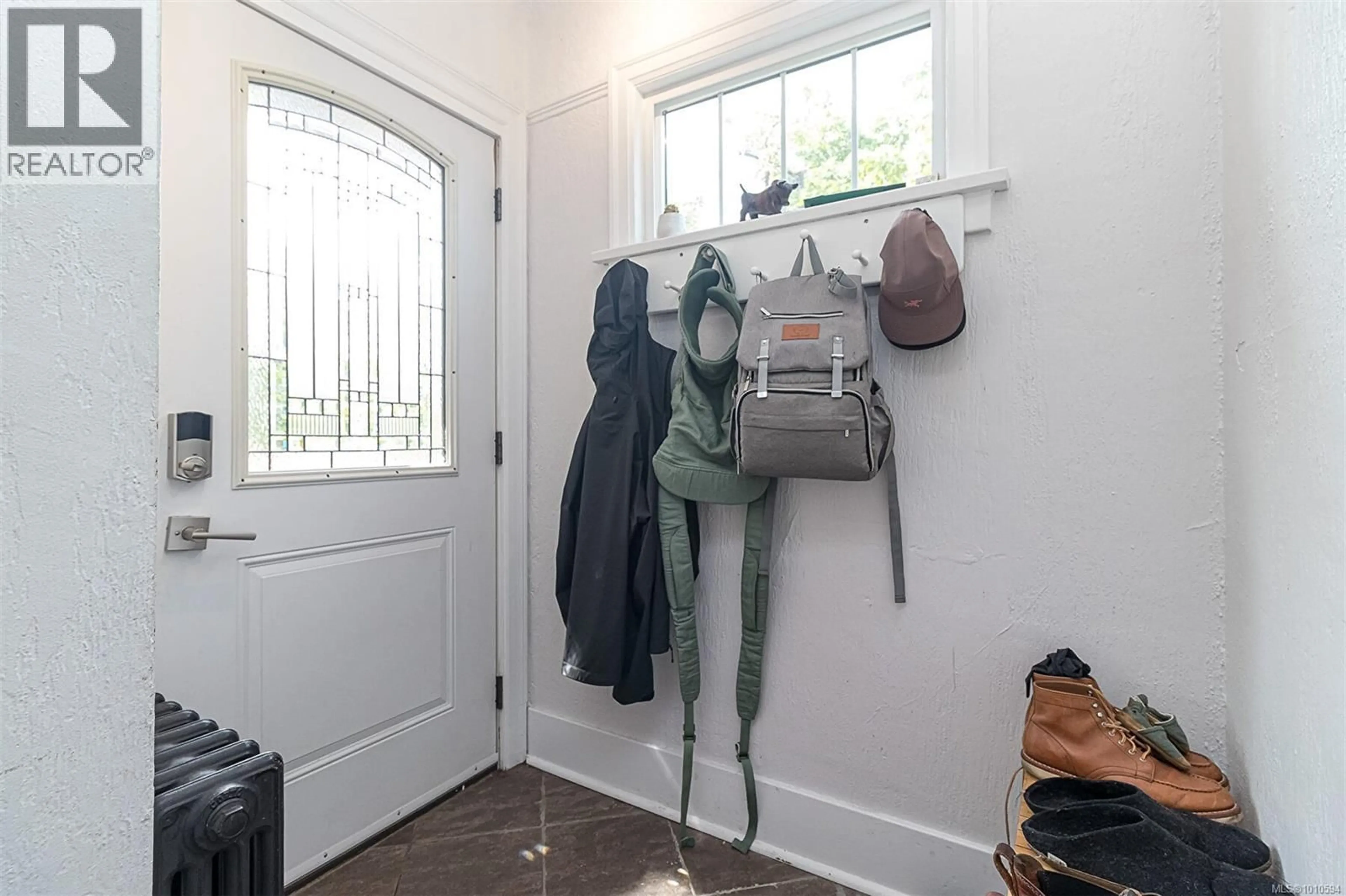 Indoor entryway for 200 OBED AVENUE, Saanich British Columbia V9A1J6