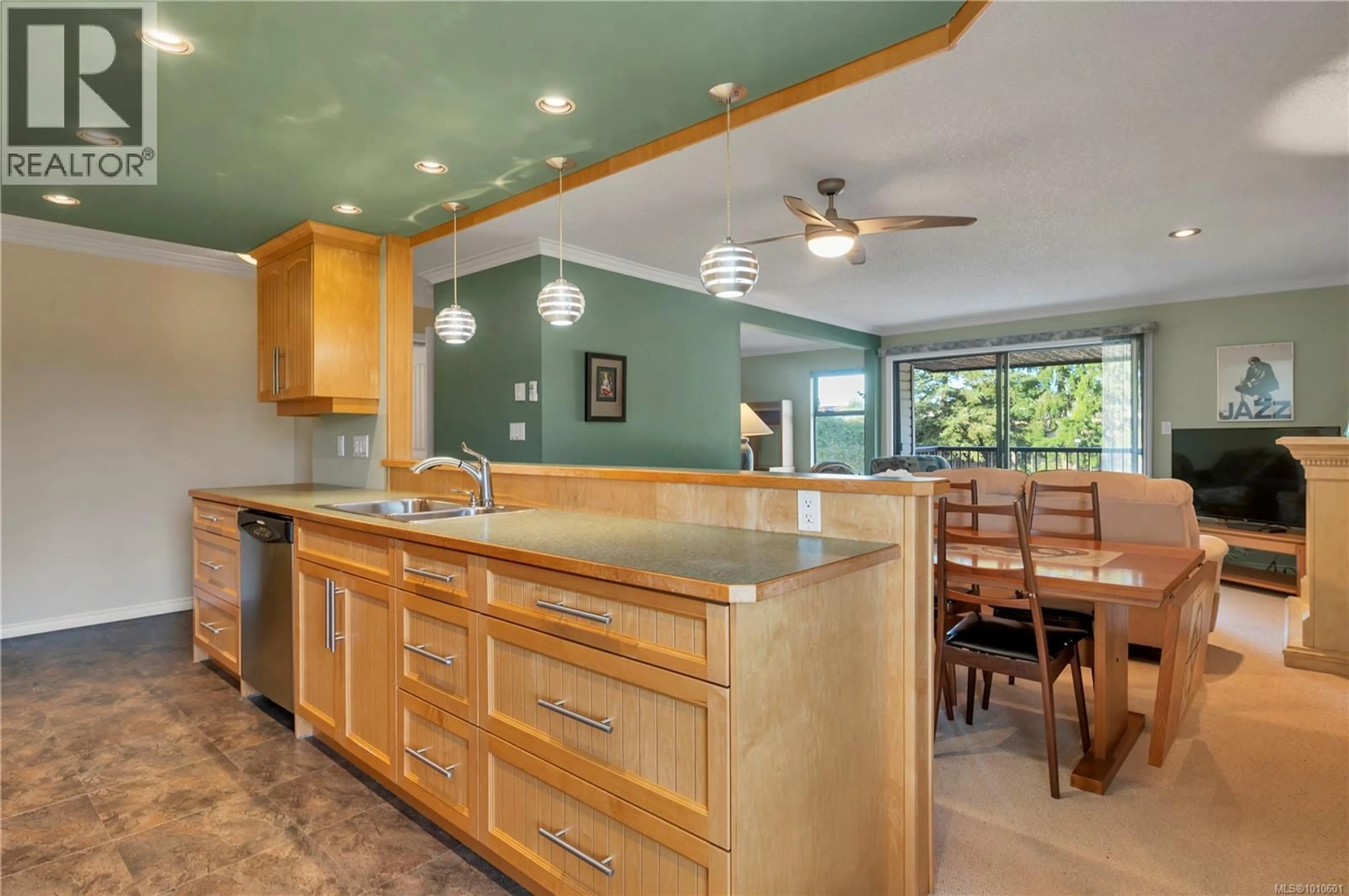 Open concept kitchen, unknown for 320 - 585 DOGWOOD STREET SOUTH, Campbell River British Columbia V9W6T6