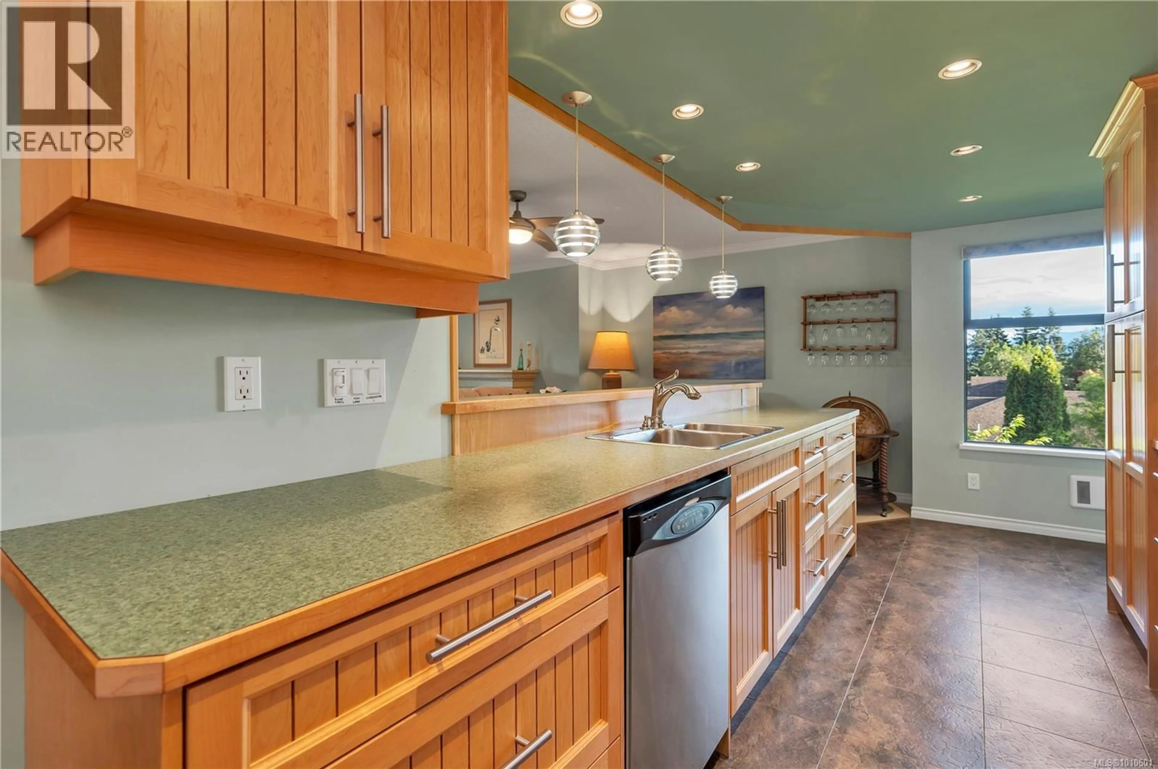 Open concept kitchen, ceramic/tile floor for 320 - 585 DOGWOOD STREET SOUTH, Campbell River British Columbia V9W6T6