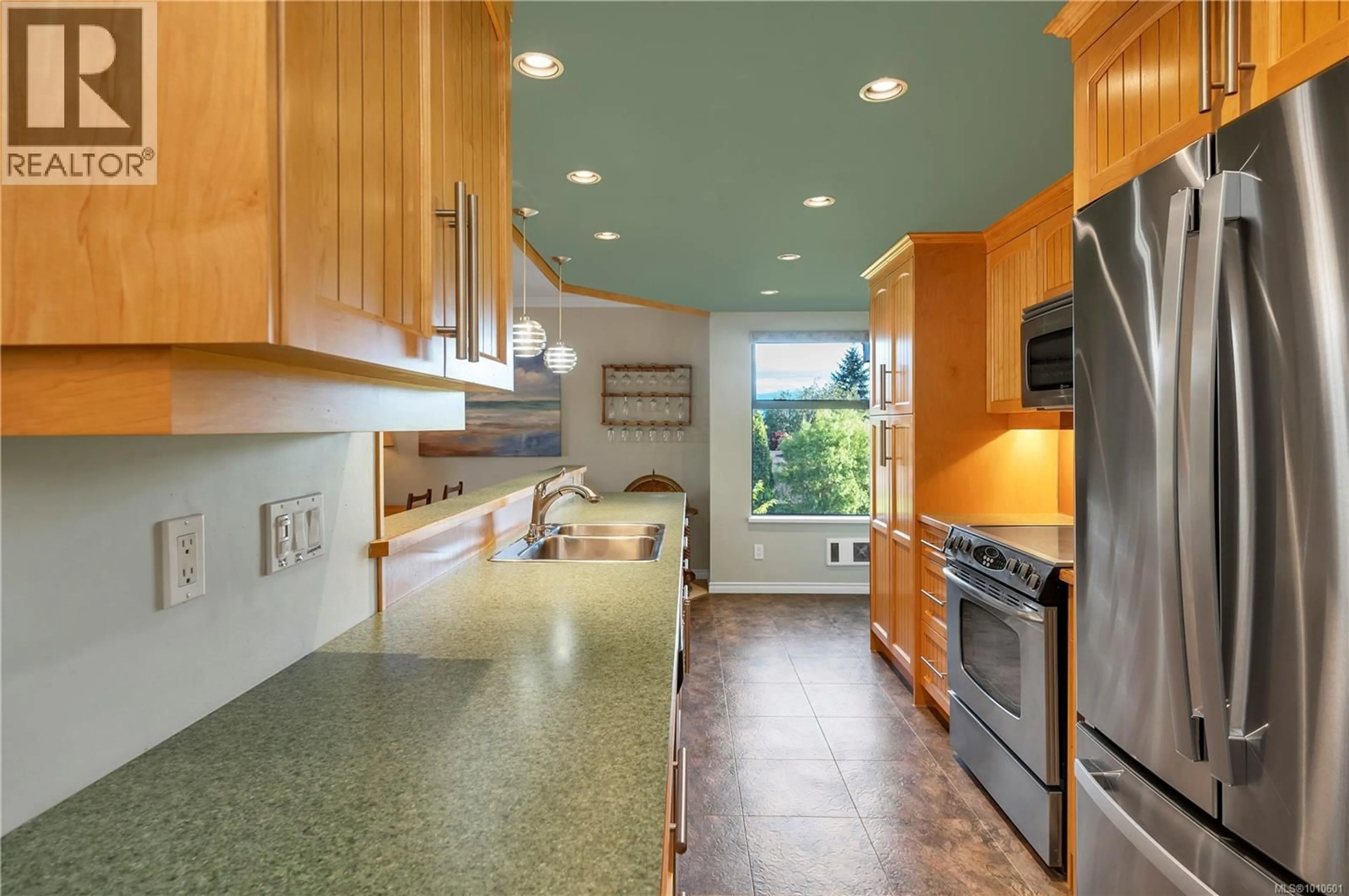 Contemporary kitchen, ceramic/tile floor for 320 - 585 DOGWOOD STREET SOUTH, Campbell River British Columbia V9W6T6