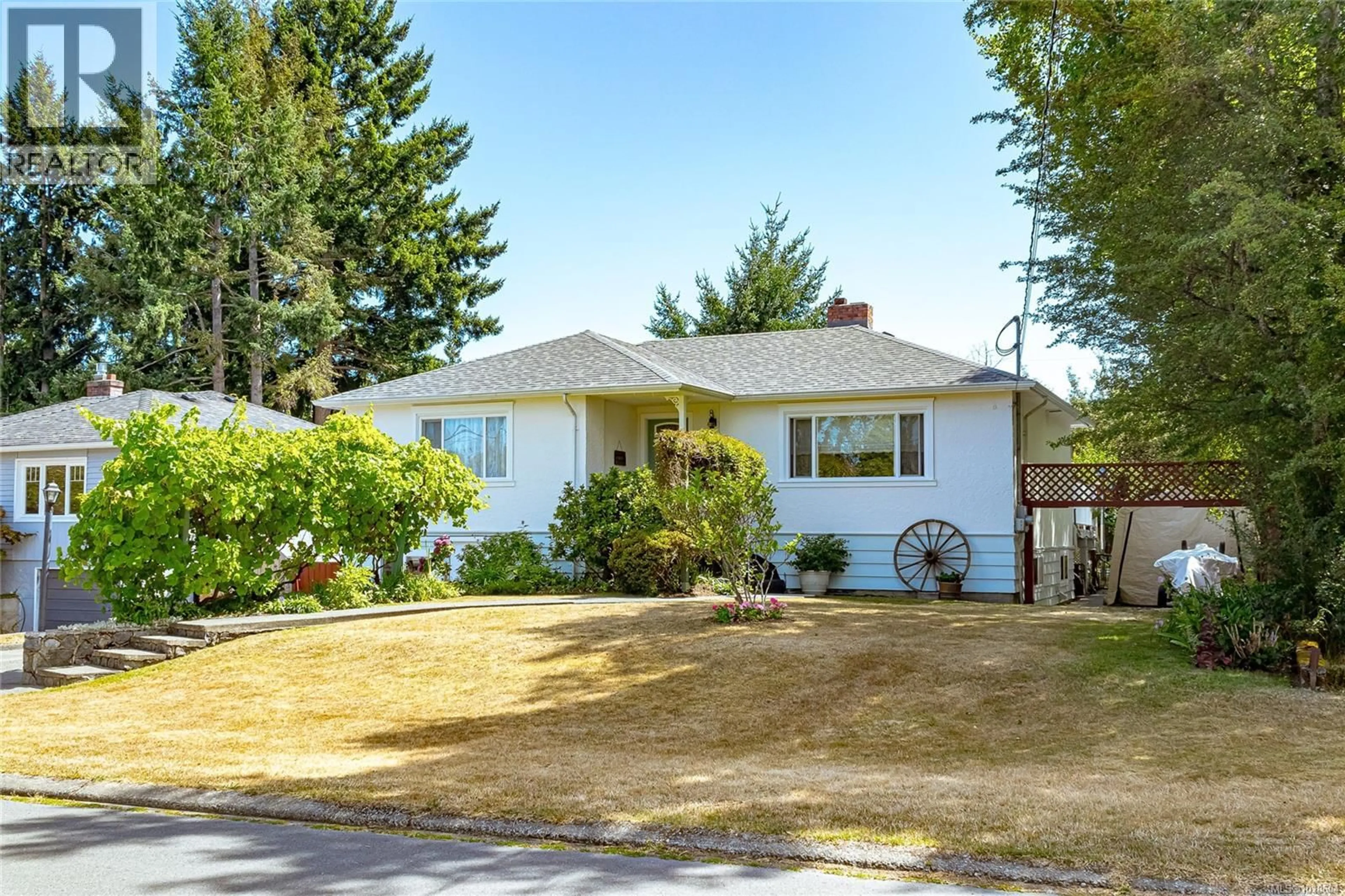 Home with vinyl exterior material, street for 553 BROADWAY STREET, Saanich British Columbia V8Z2G3