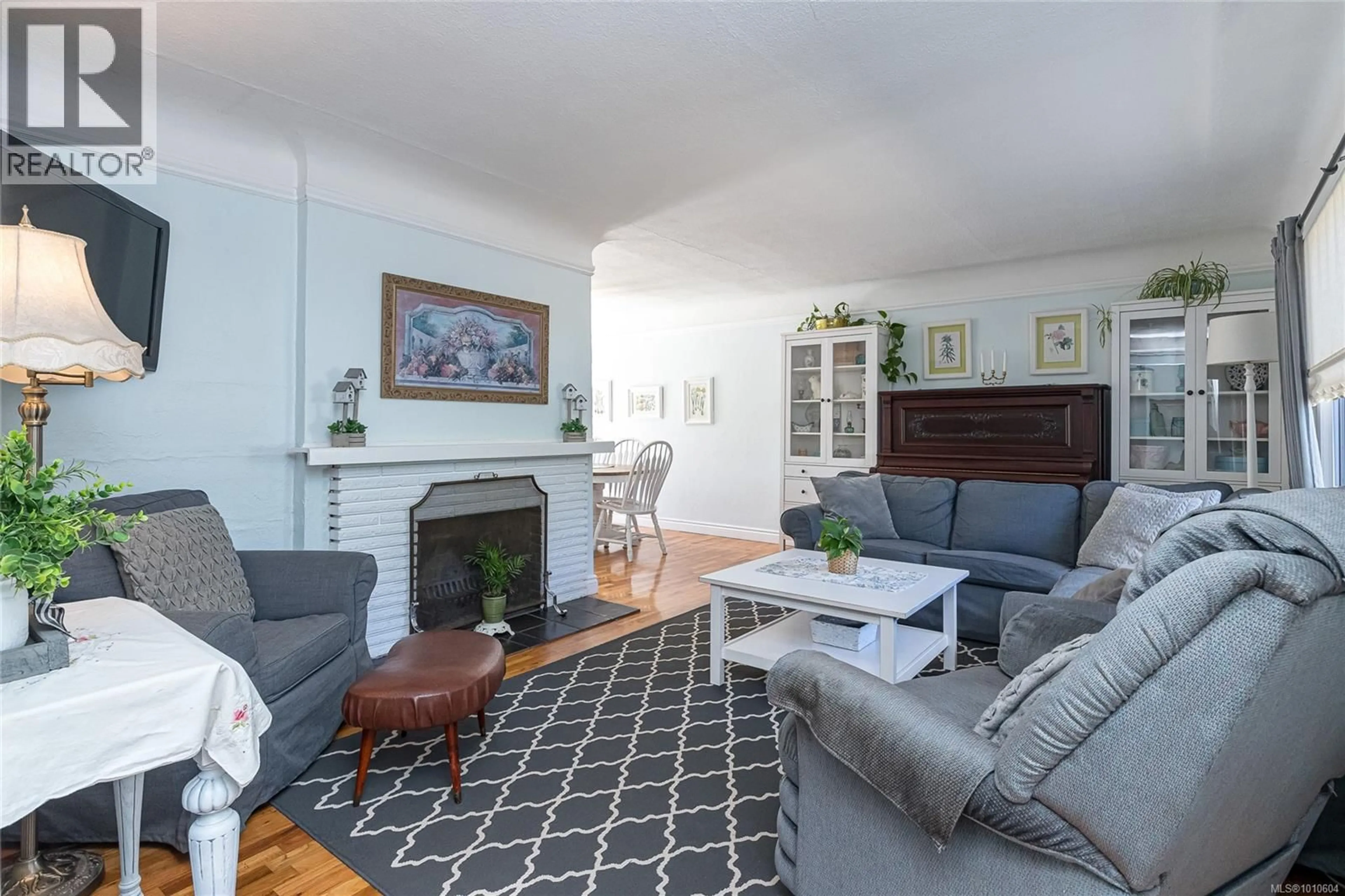 Living room with furniture, unknown for 553 BROADWAY STREET, Saanich British Columbia V8Z2G3