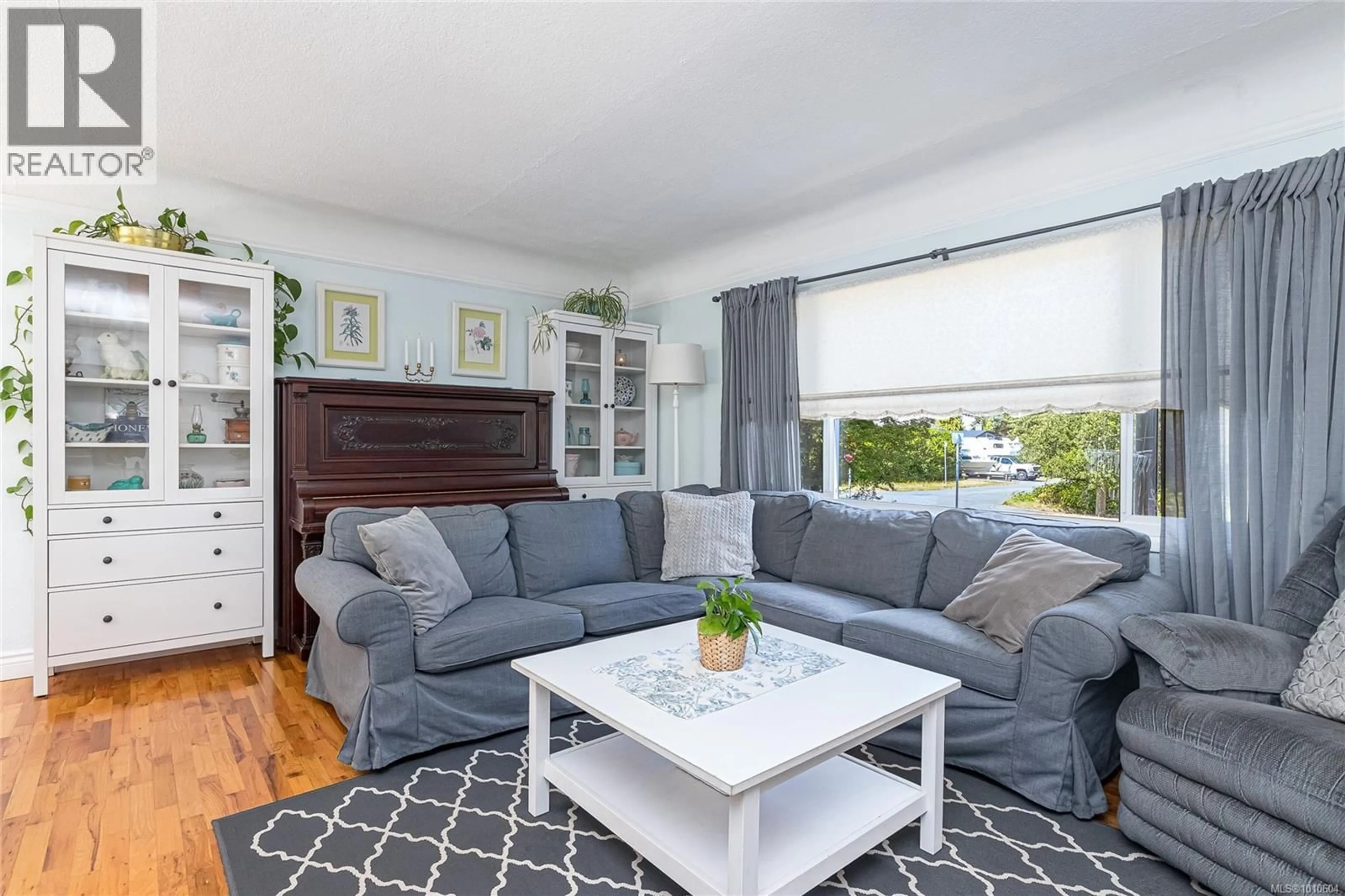 Living room with furniture, unknown for 553 BROADWAY STREET, Saanich British Columbia V8Z2G3