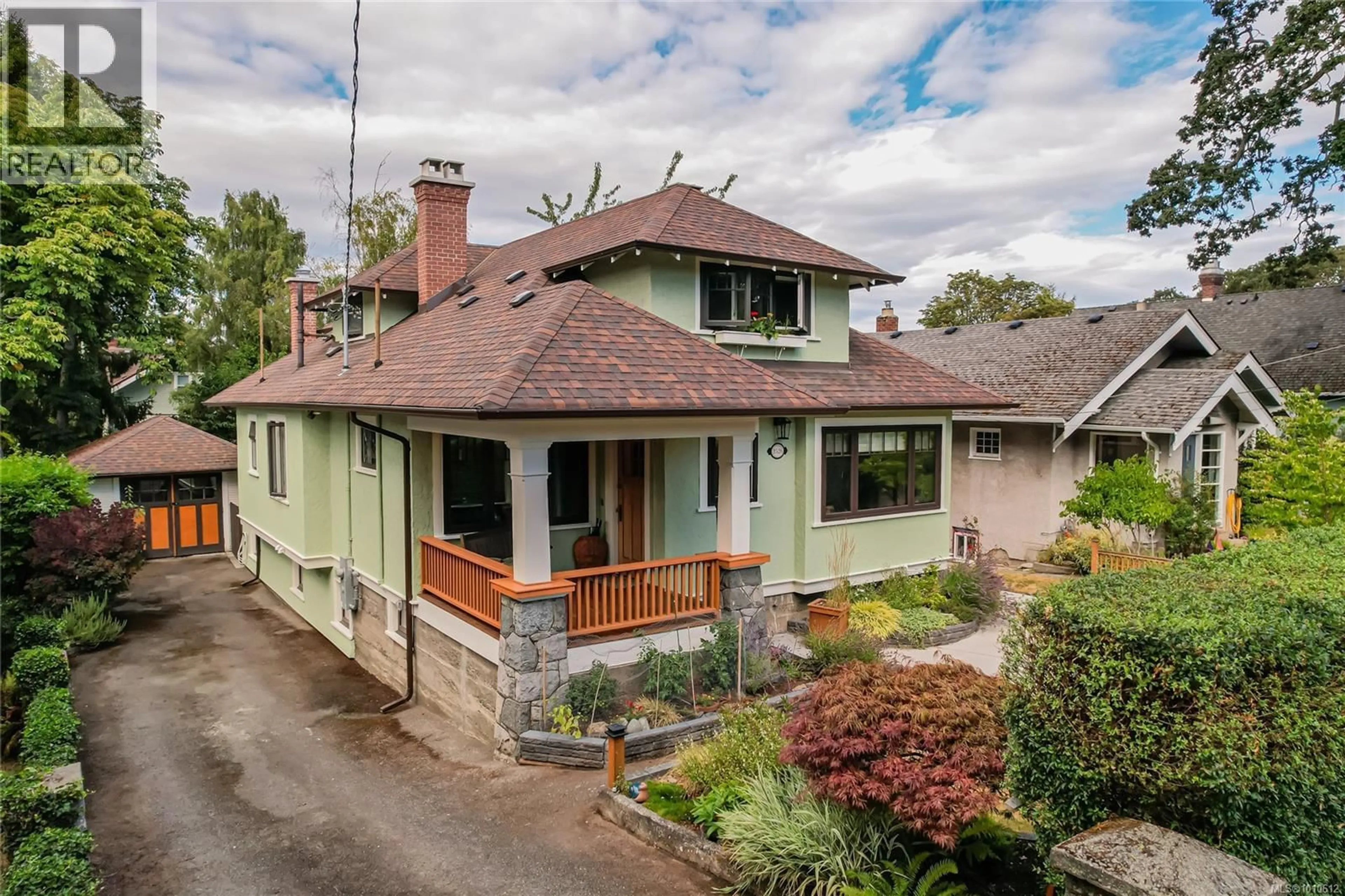 A pic from outside/outdoor area/front of a property/back of a property/a pic from drone, street for 1526 VINING STREET, Victoria British Columbia V8R1R1