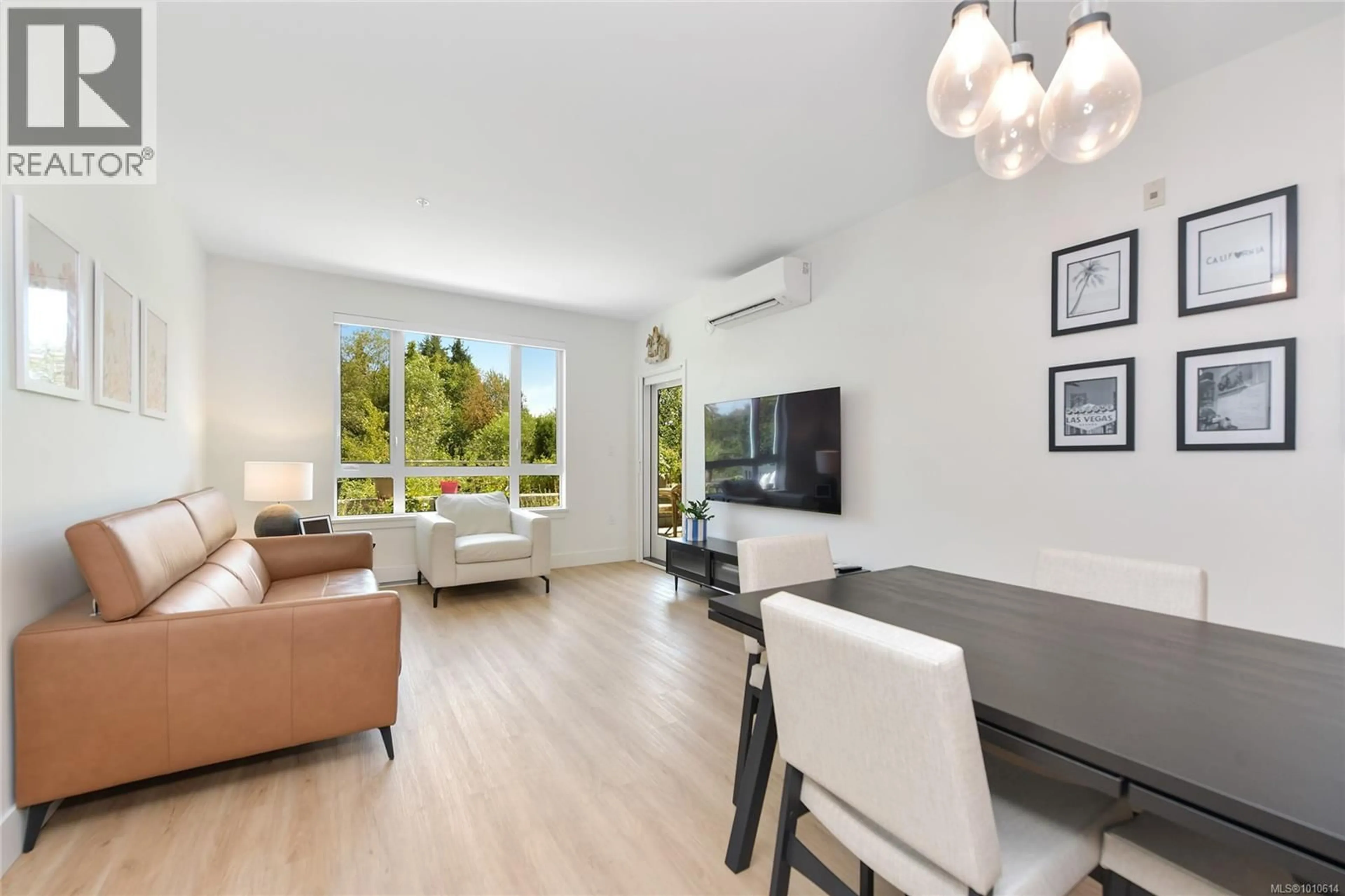 Living room with furniture, wood/laminate floor for 127 - 920 REUNION AVENUE, Langford British Columbia V9B3Y7