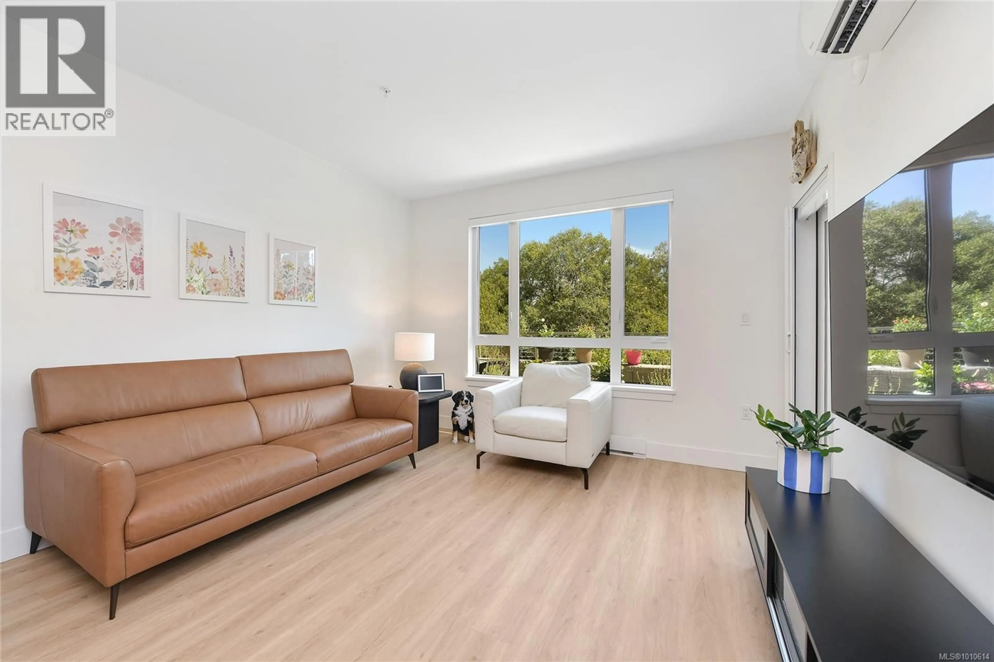 Living room with furniture, wood/laminate floor for 127 - 920 REUNION AVENUE, Langford British Columbia V9B3Y7