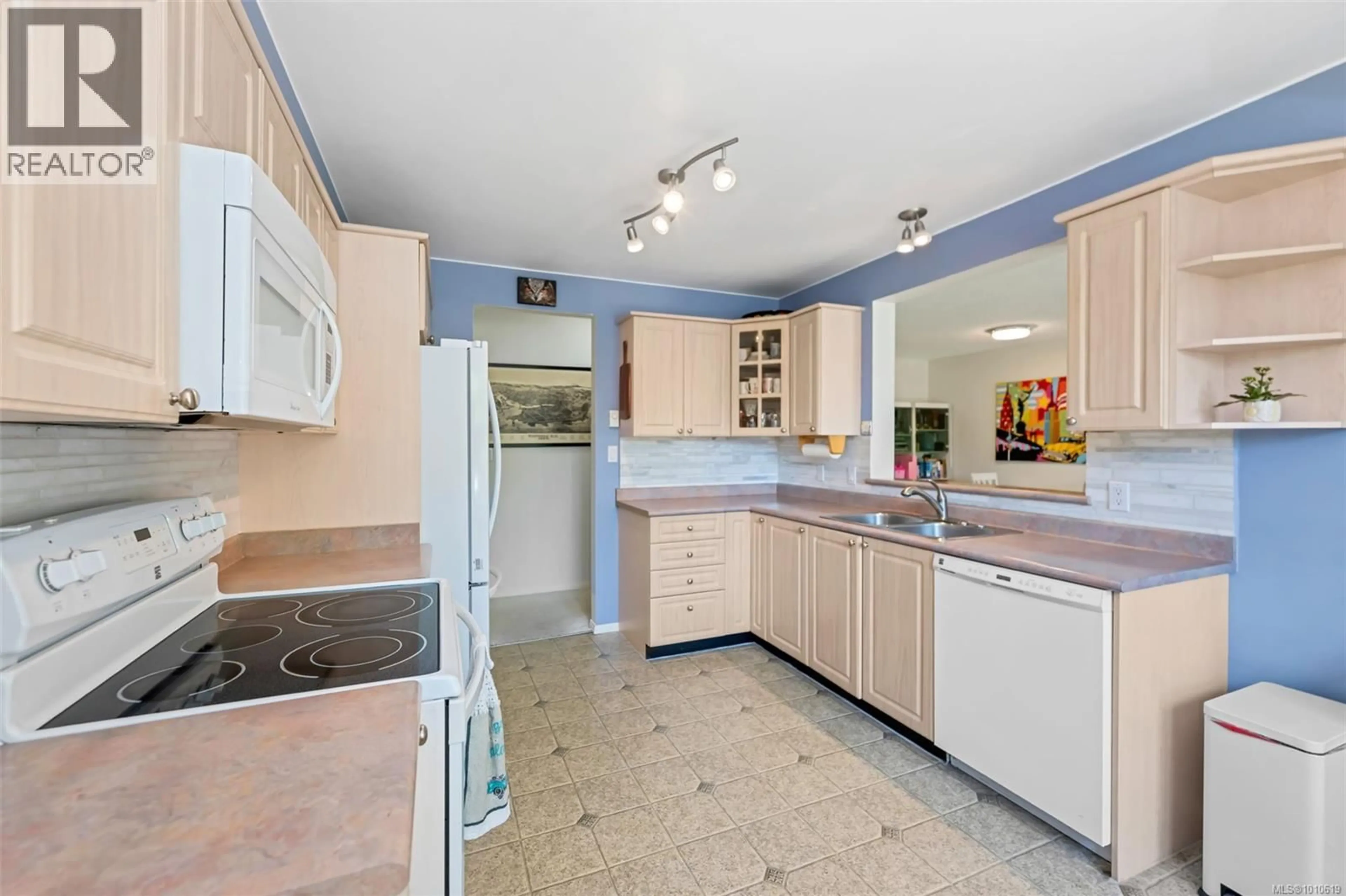 Standard kitchen, ceramic/tile floor for 204 - 1240 VERDIER AVENUE, Central Saanich British Columbia V8M2G9
