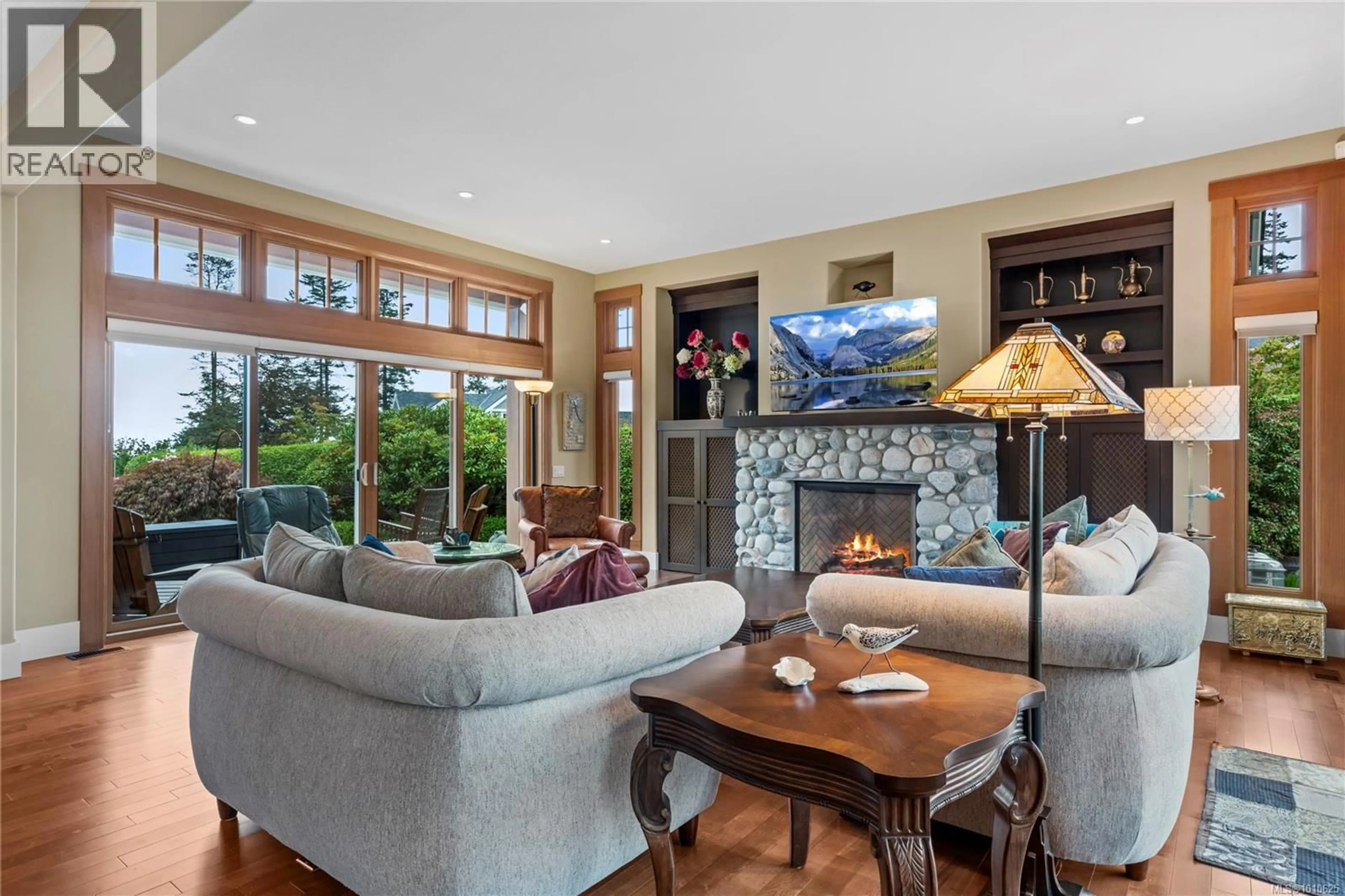 Living room with furniture, unknown for 942 BLUFFS DRIVE, Qualicum Beach British Columbia V9K0A2