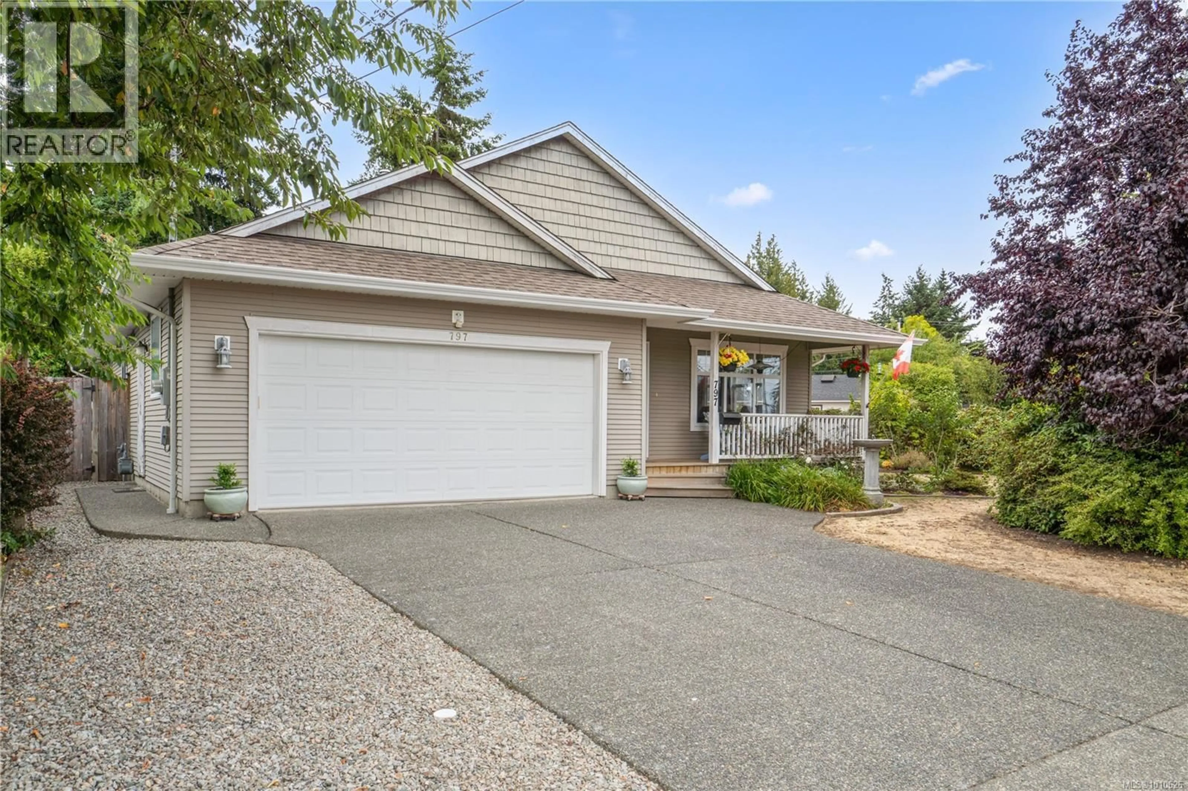 Home with vinyl exterior material, street for 797 TEMPLE STREET, Parksville British Columbia V9P1B1