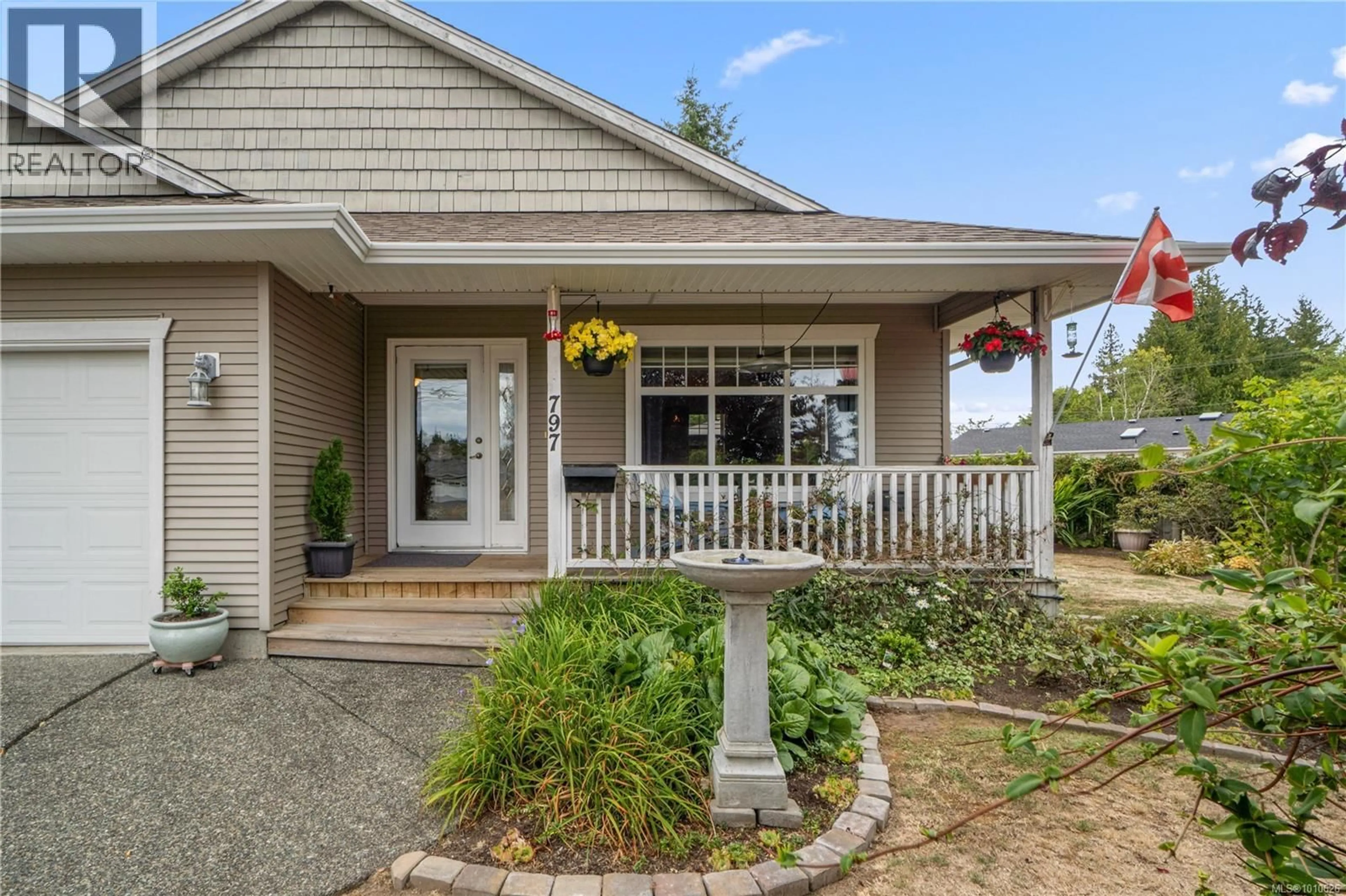 Home with vinyl exterior material, street for 797 TEMPLE STREET, Parksville British Columbia V9P1B1