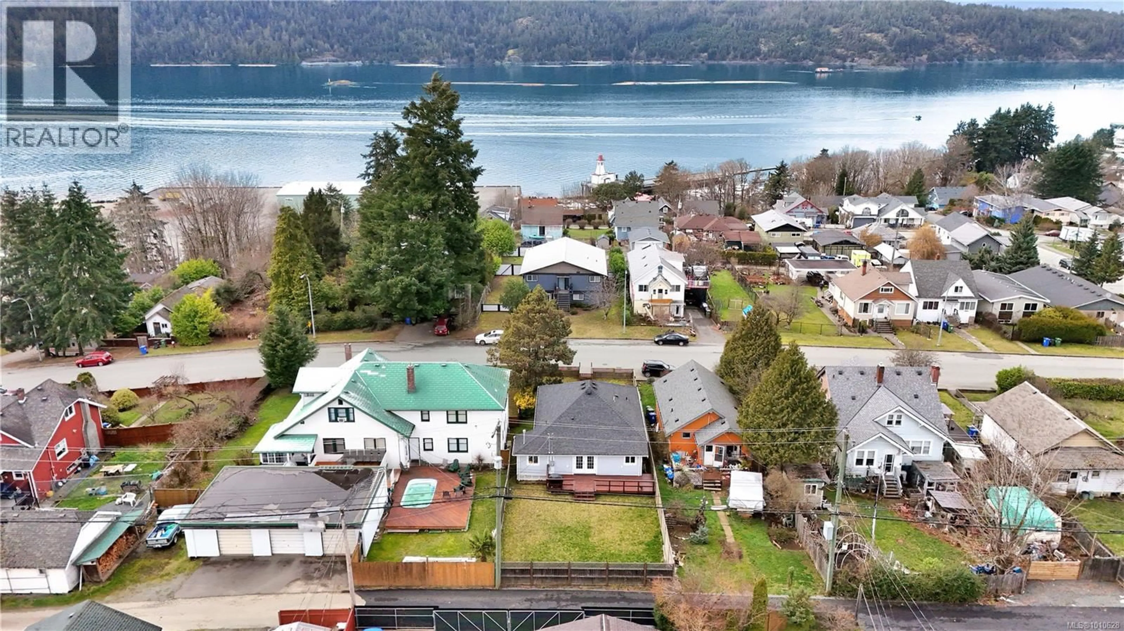 A pic from outside/outdoor area/front of a property/back of a property/a pic from drone, water/lake/river/ocean view for 2833 2ND AVENUE, Port Alberni British Columbia V9Y1Z4