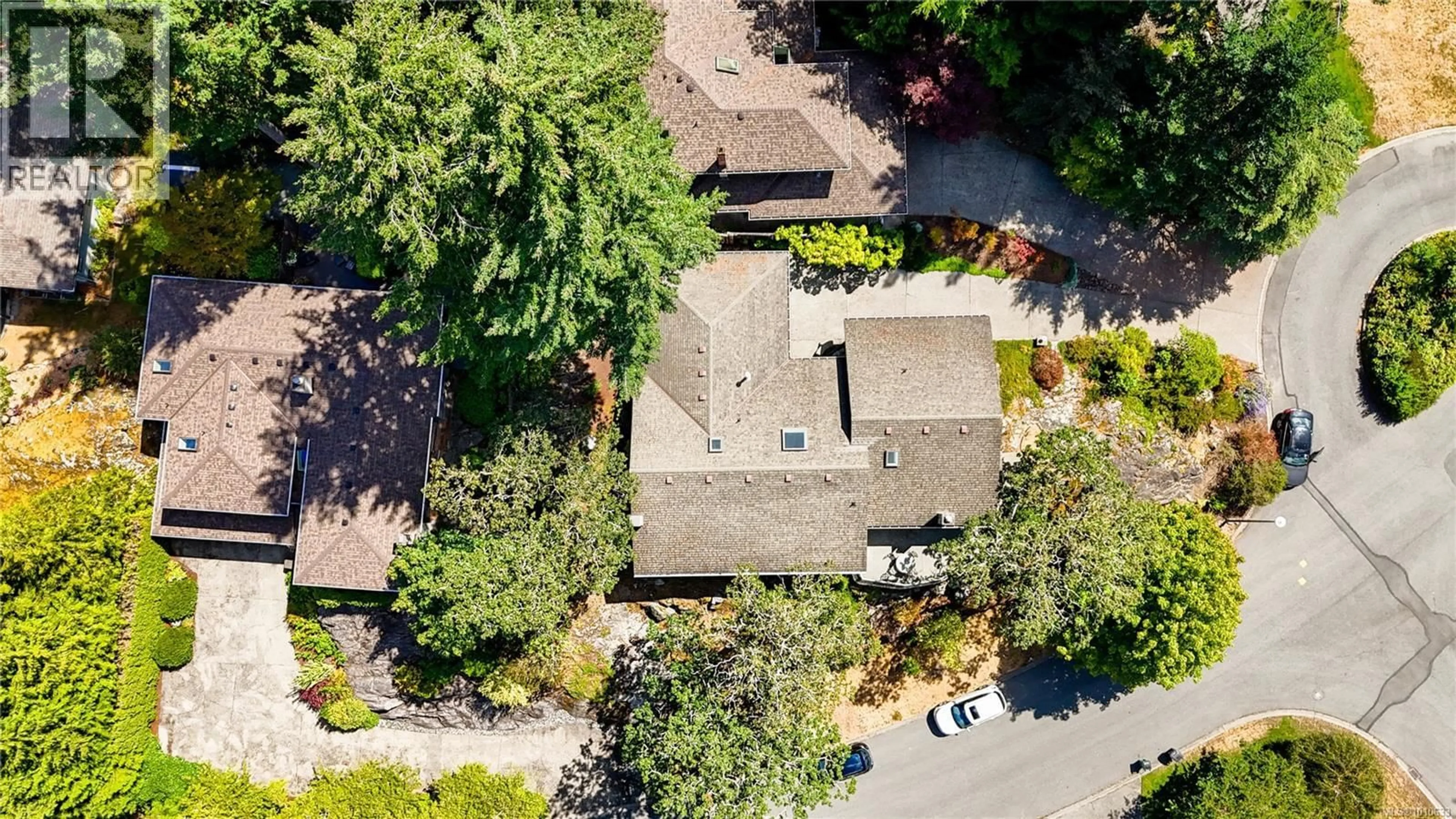 A pic from outside/outdoor area/front of a property/back of a property/a pic from drone, street for 4338 FAITHWOOD ROAD, Saanich British Columbia V8X4Z6
