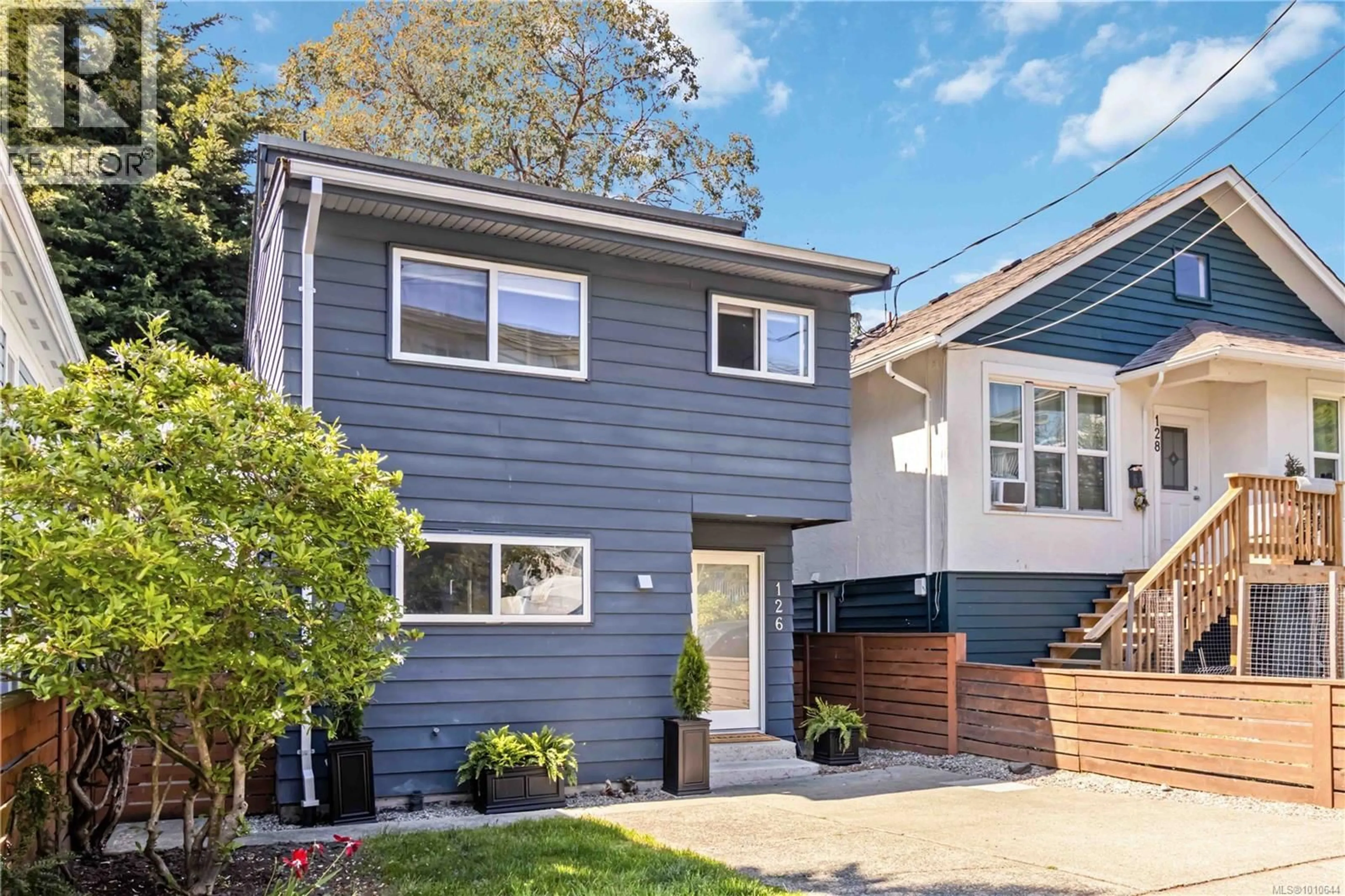 Home with vinyl exterior material, street for 126 RENDALL STREET, Victoria British Columbia V8V2E5