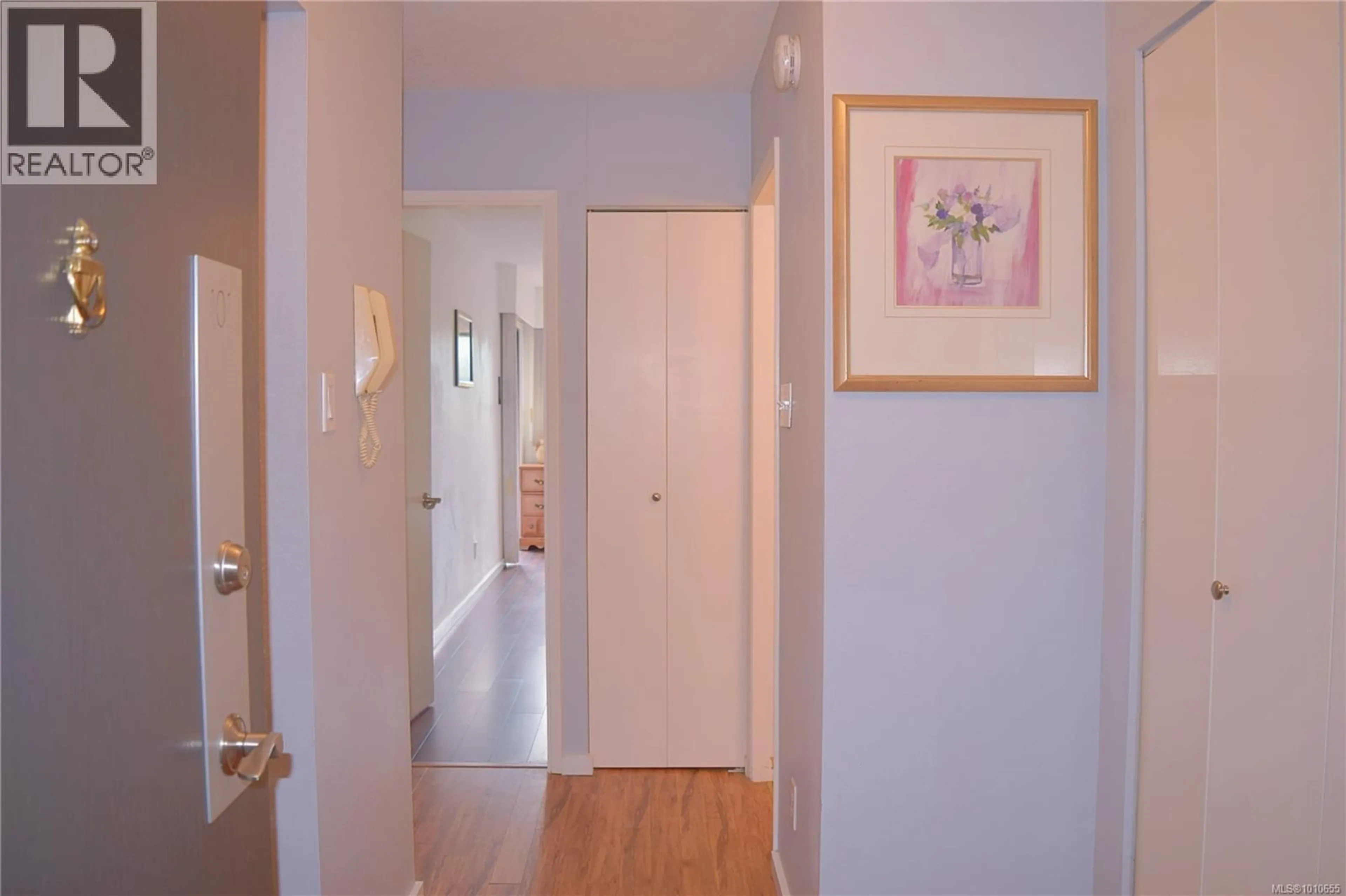 Indoor entryway for 101 - 1870 MCKENZIE AVENUE, Saanich British Columbia V8N4X3