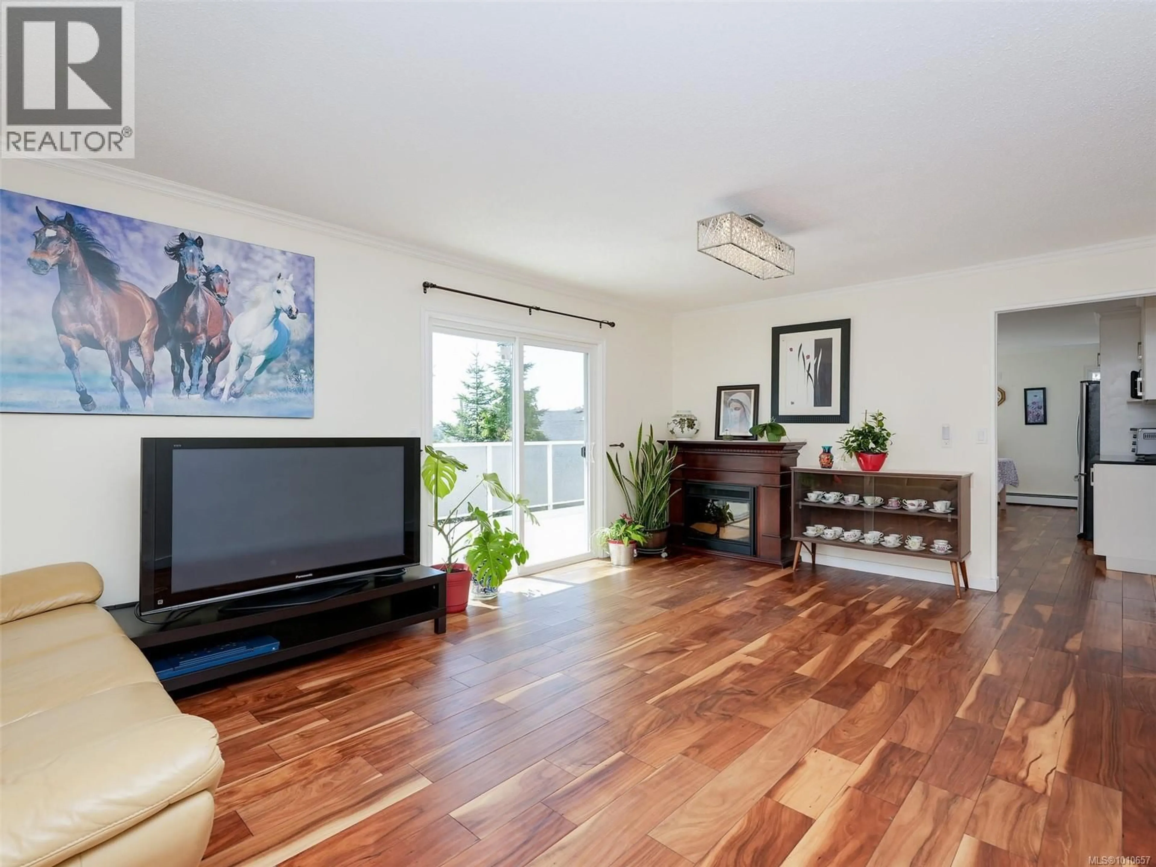 Living room with furniture, wood/laminate floor for 948 MCKENZIE AVENUE, Saanich British Columbia V8X3G5