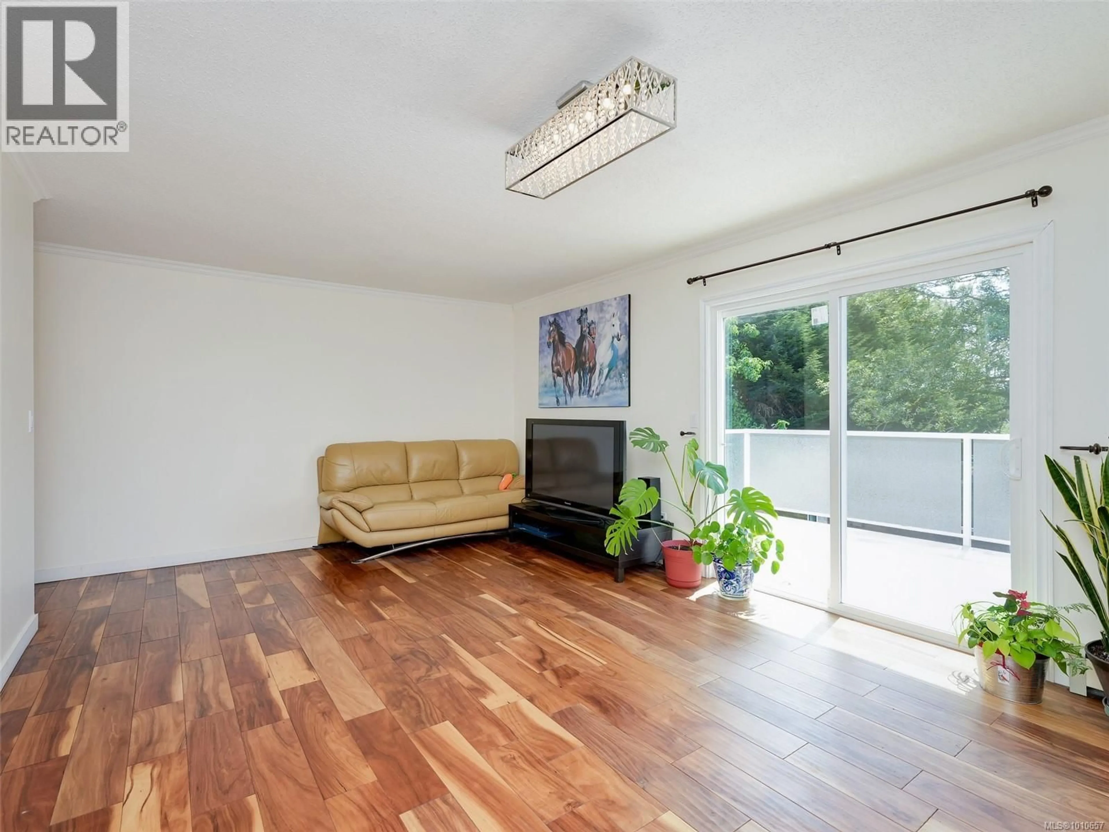 Living room with furniture, wood/laminate floor for 948 MCKENZIE AVENUE, Saanich British Columbia V8X3G5