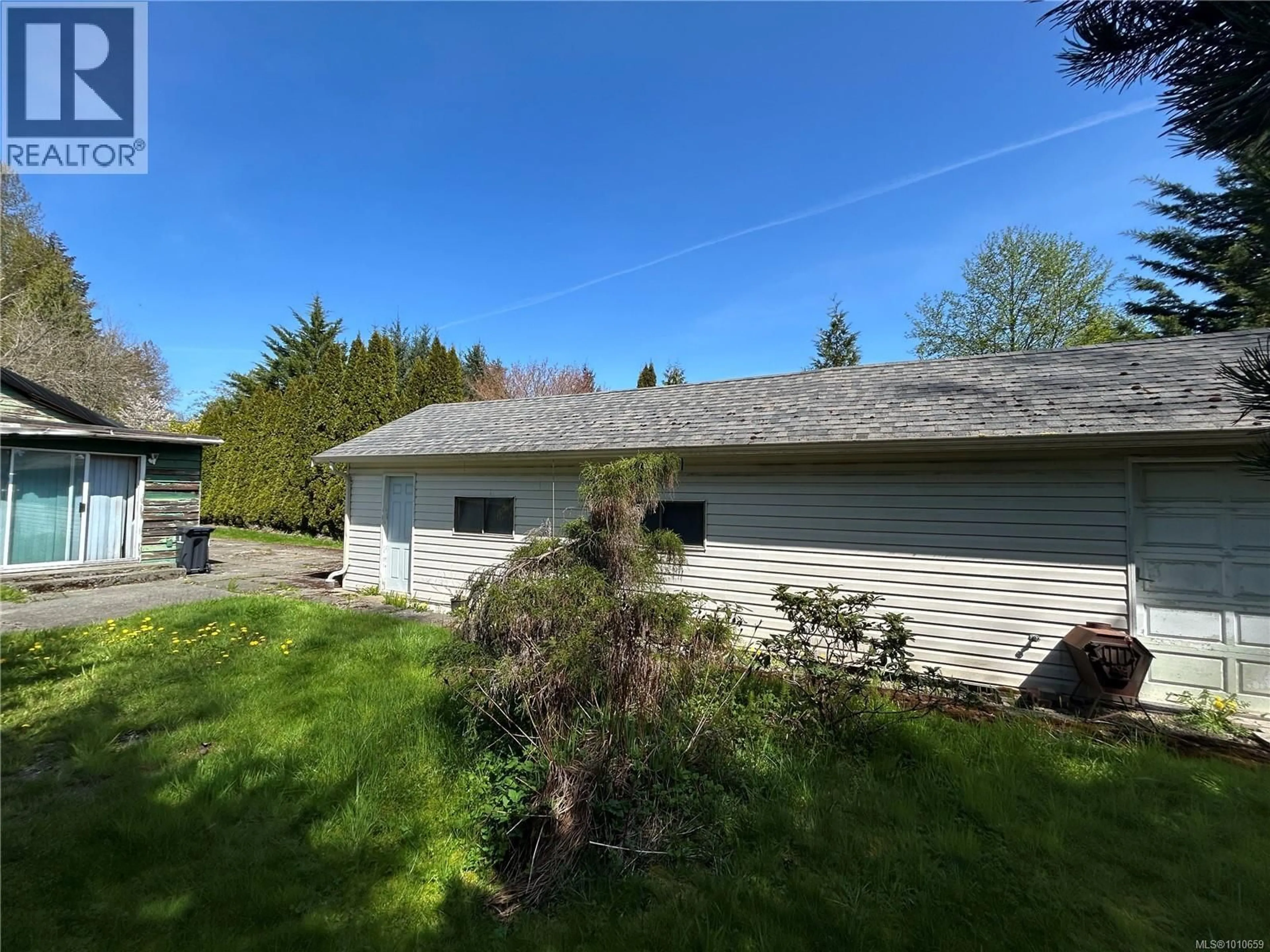 A pic from outside/outdoor area/front of a property/back of a property/a pic from drone, unknown for 1600 15TH STREET, Courtenay British Columbia V9N2C2