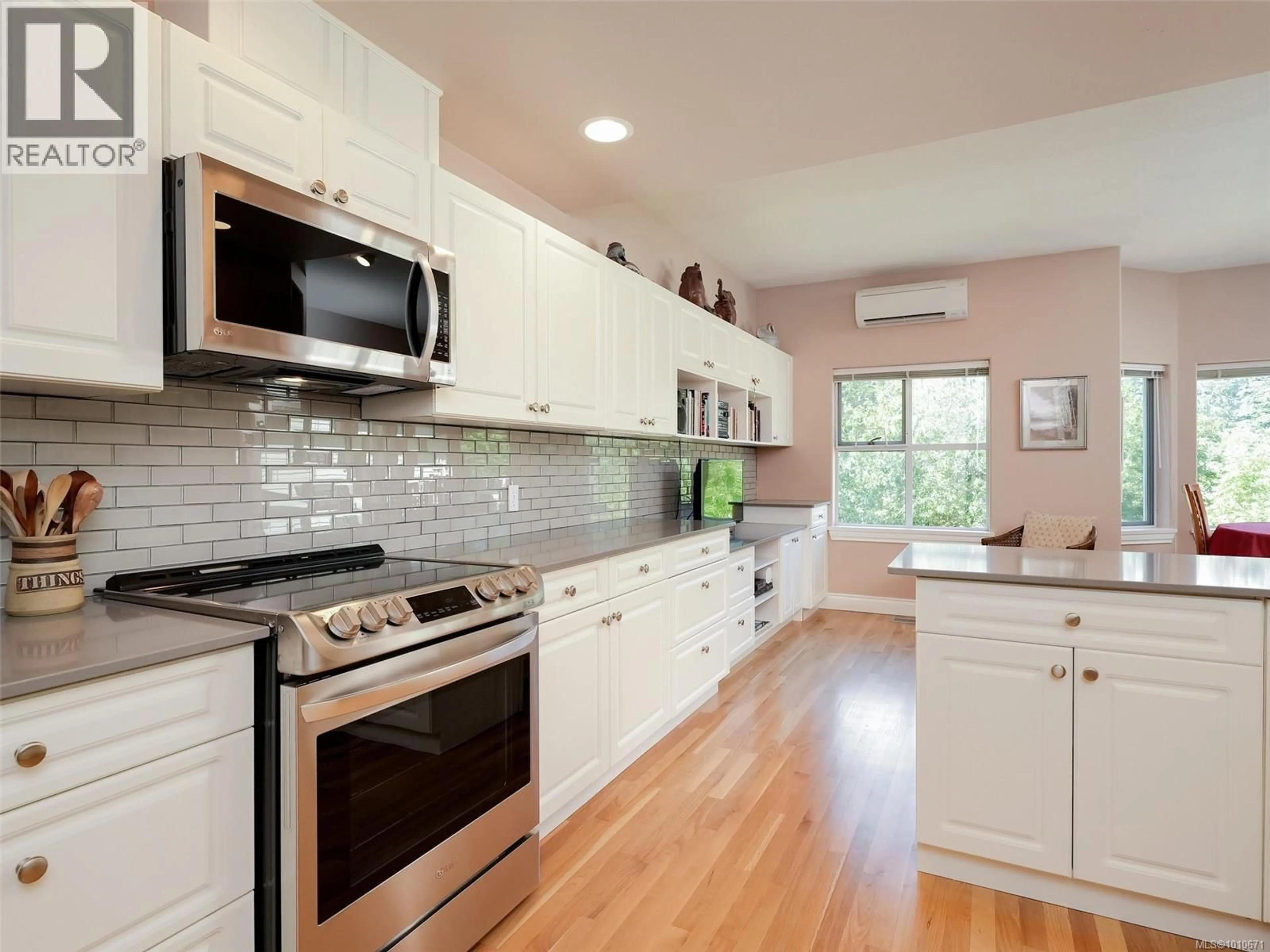 Contemporary kitchen, ceramic/tile floor for 75 - 530 MARSETT PLACE, Saanich British Columbia V8Z7J2