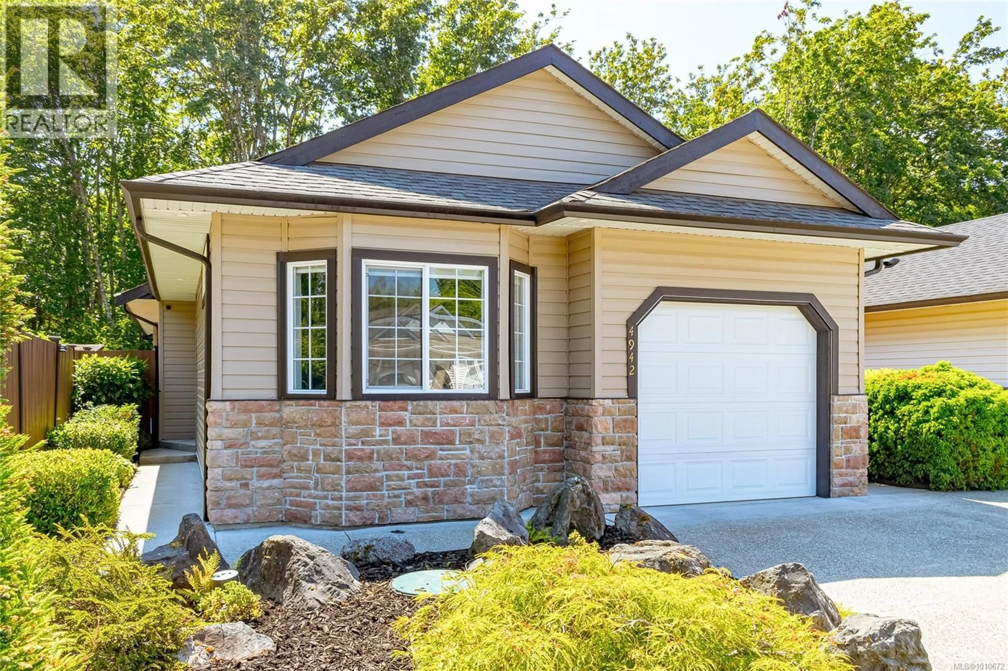 Home with vinyl exterior material, street for 4942 COVENTRY LANE, Ladysmith British Columbia V9G1J7