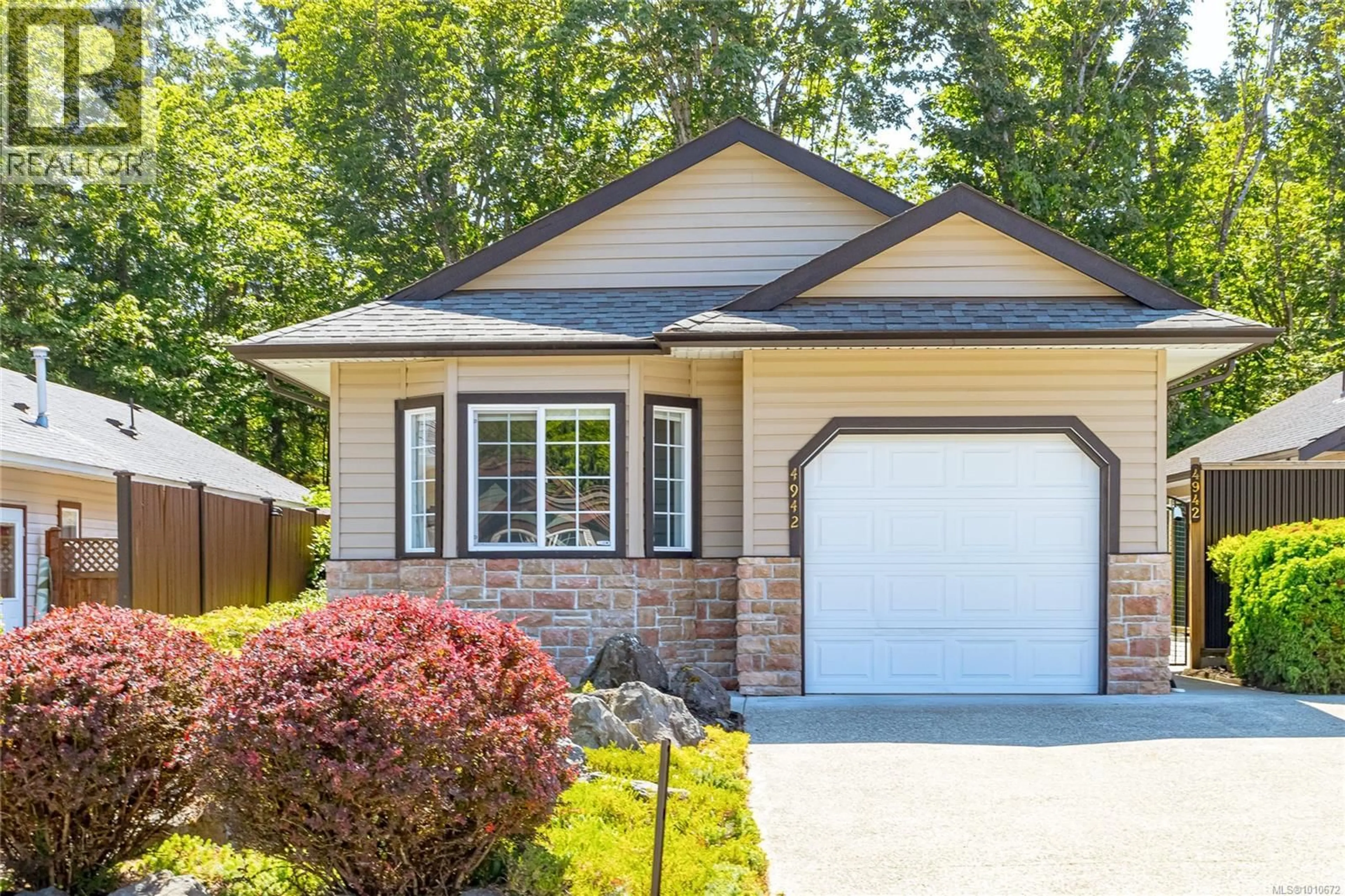 Home with vinyl exterior material, street for 4942 COVENTRY LANE, Ladysmith British Columbia V9G1J7