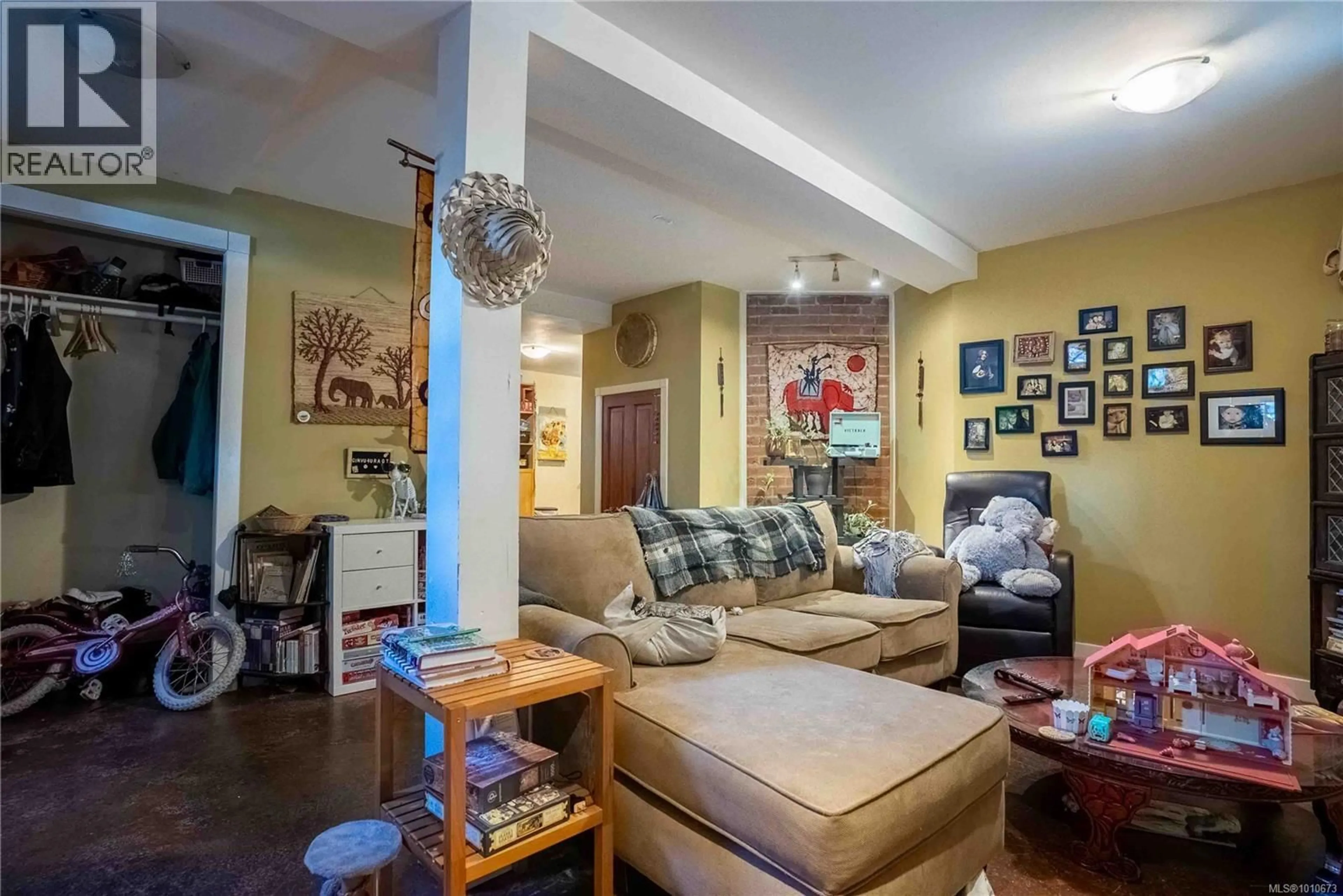 Living room with furniture, unknown for 2329 DOWLER PLACE, Victoria British Columbia V8T4H5