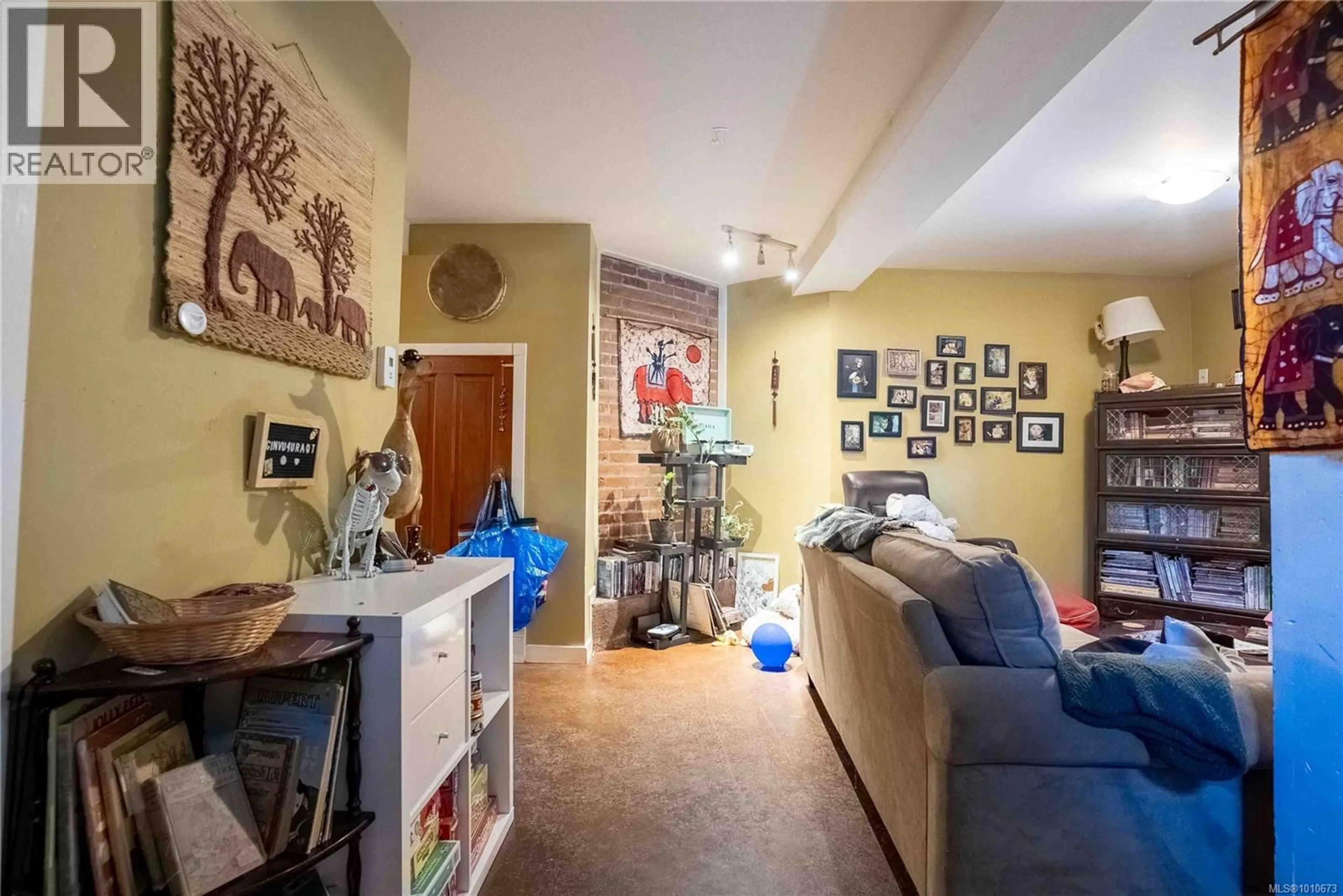 Unknown for 2329 DOWLER PLACE, Victoria British Columbia V8T4H5