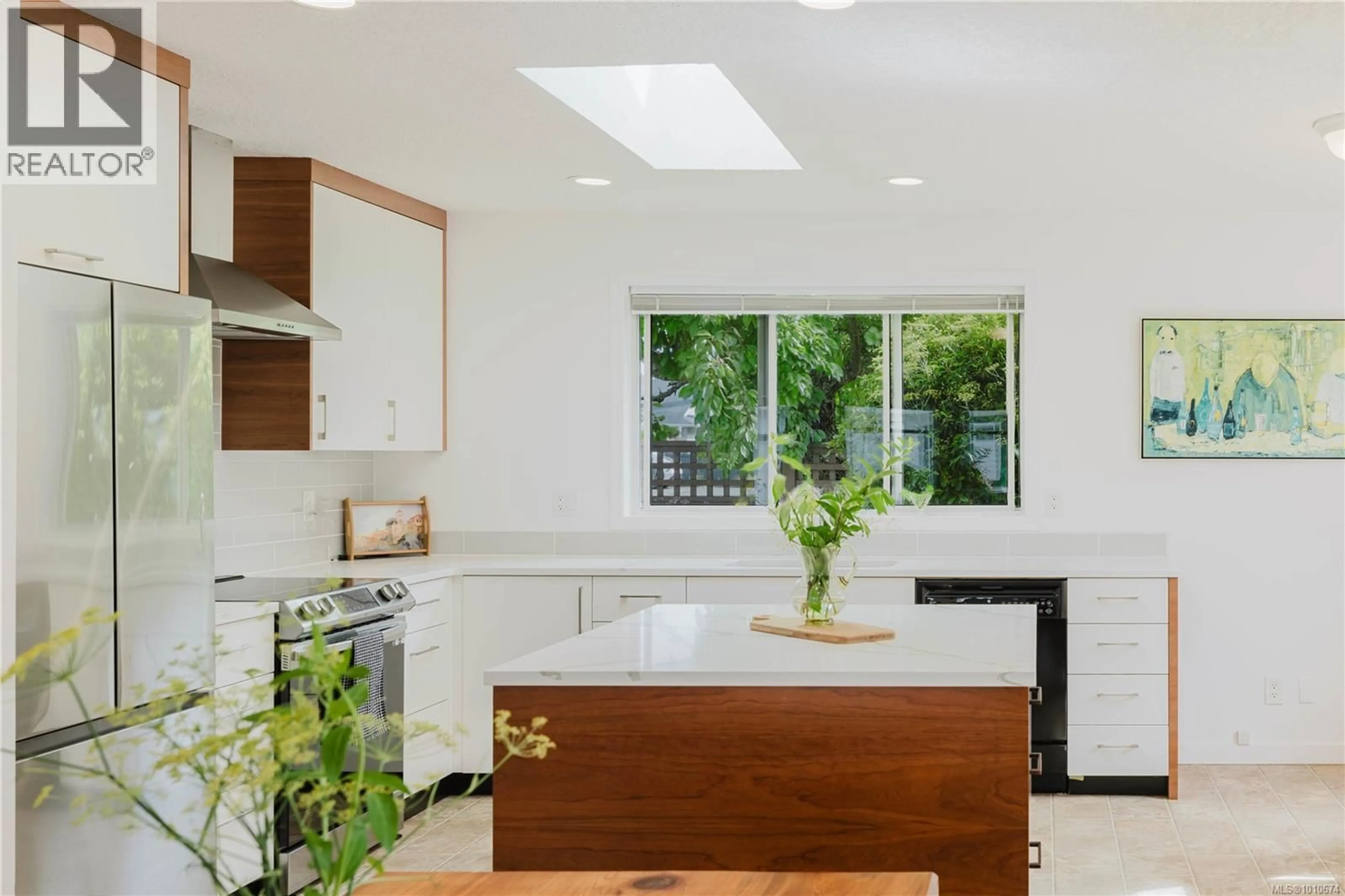 Contemporary kitchen, ceramic/tile floor for 3 - 10101 FIFTH STREET, Sidney British Columbia V8L2X8
