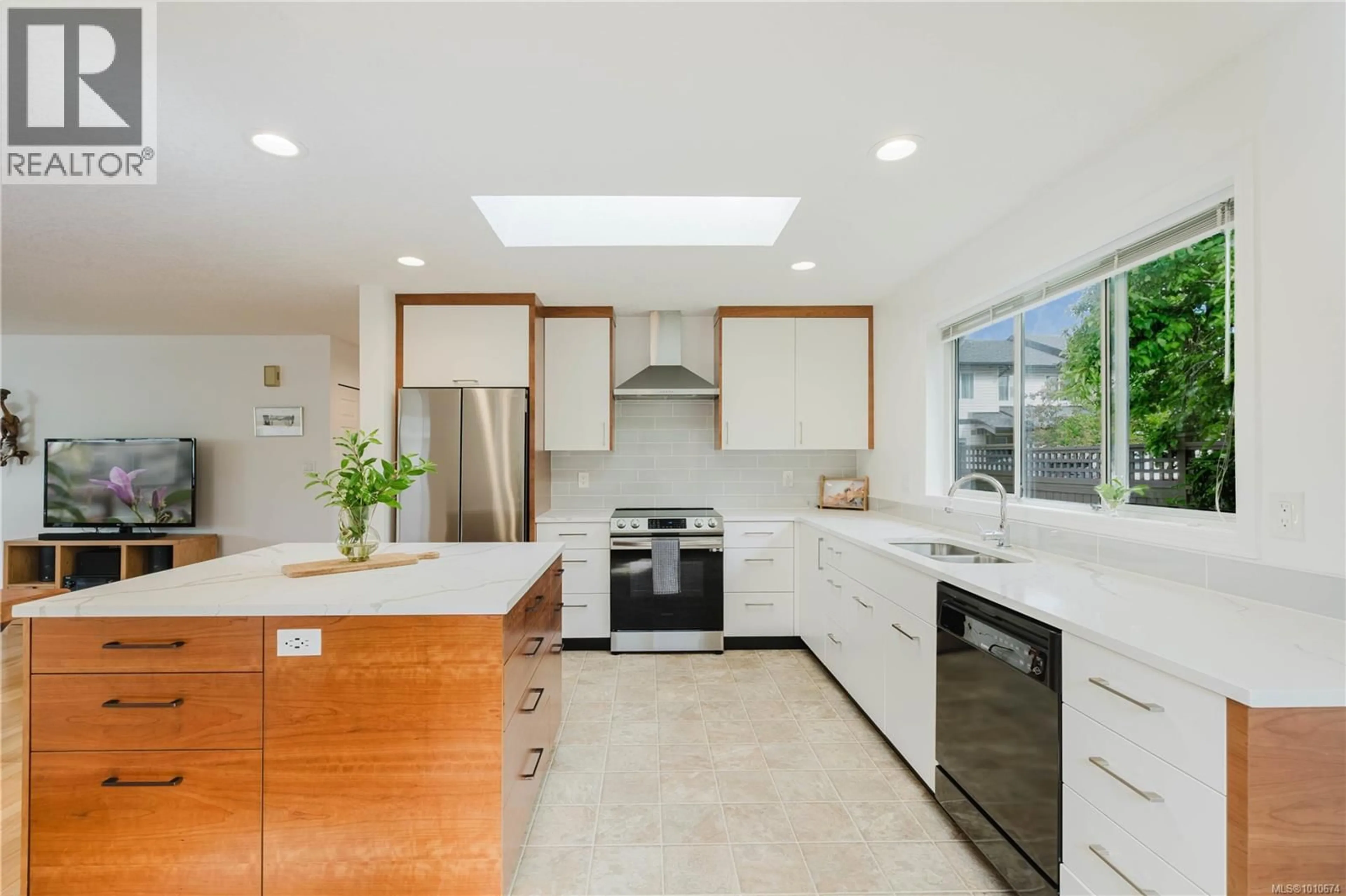 Contemporary kitchen, ceramic/tile floor for 3 - 10101 FIFTH STREET, Sidney British Columbia V8L2X8