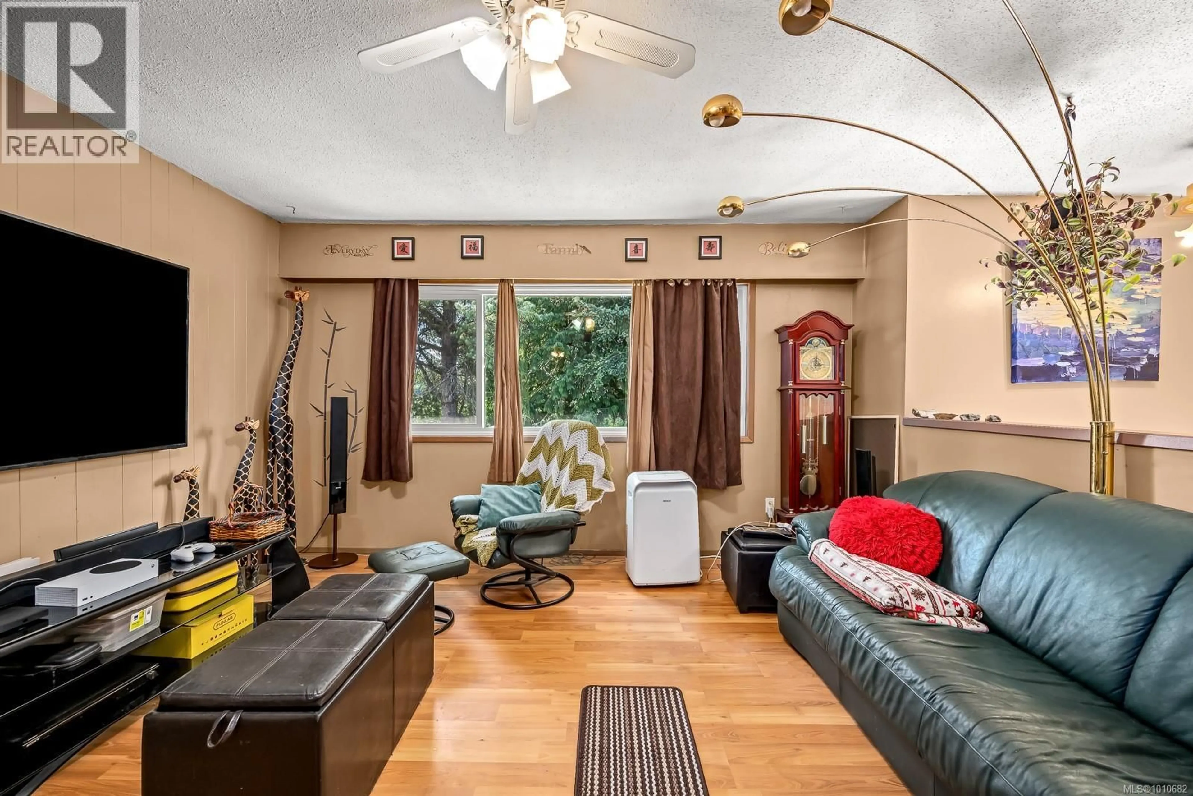 Living room with furniture, unknown for 2605 WINDERMERE AVENUE, Cumberland British Columbia V0R1S0