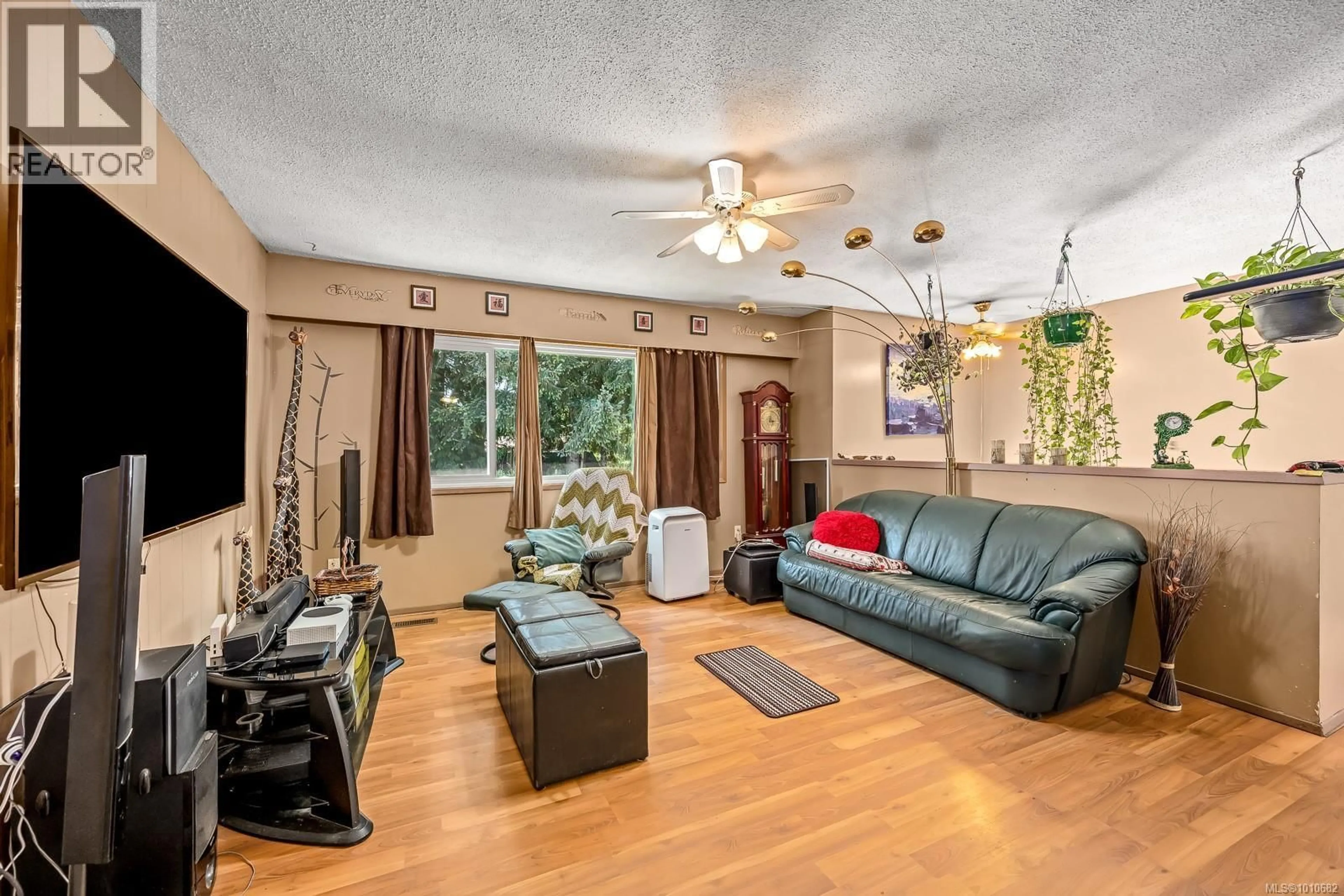Living room with furniture, unknown for 2605 WINDERMERE AVENUE, Cumberland British Columbia V0R1S0