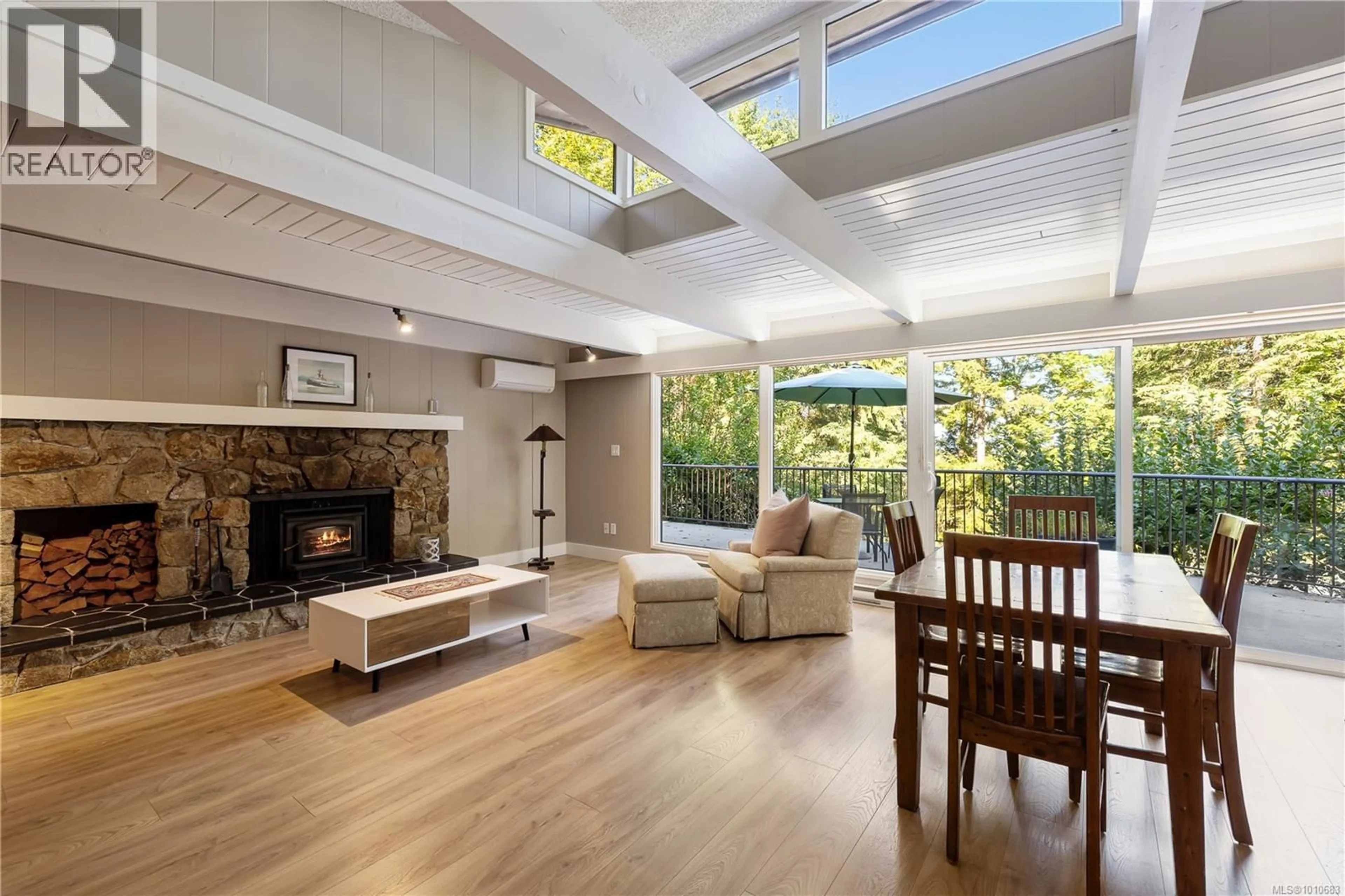 Living room with furniture, wood/laminate floor for 276 MOBRAE AVENUE, Salt Spring British Columbia V8K1J7
