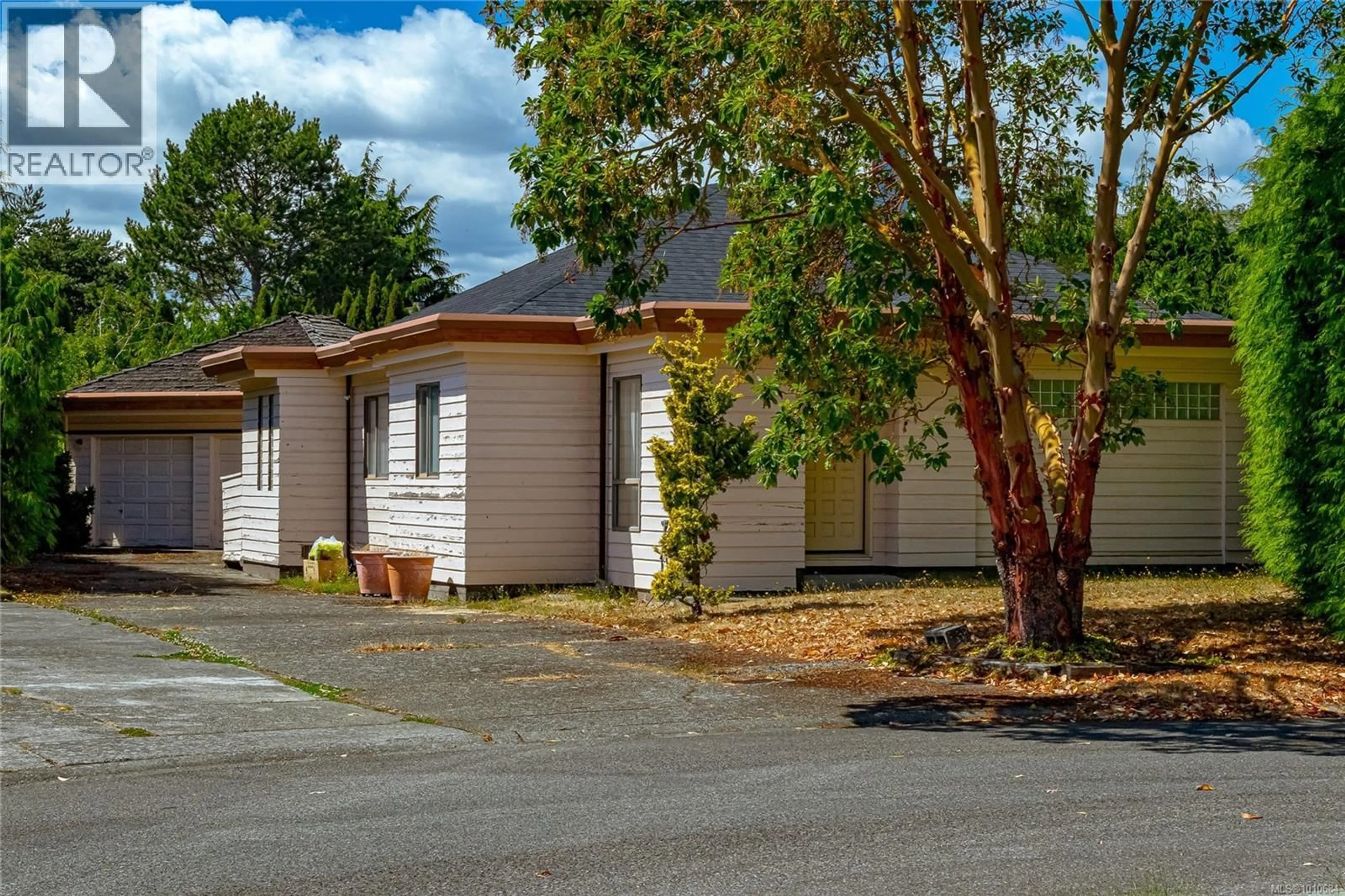 A pic from outside/outdoor area/front of a property/back of a property/a pic from drone, street for 2297 COVINGTON PLACE, Saanich British Columbia V8N5R1