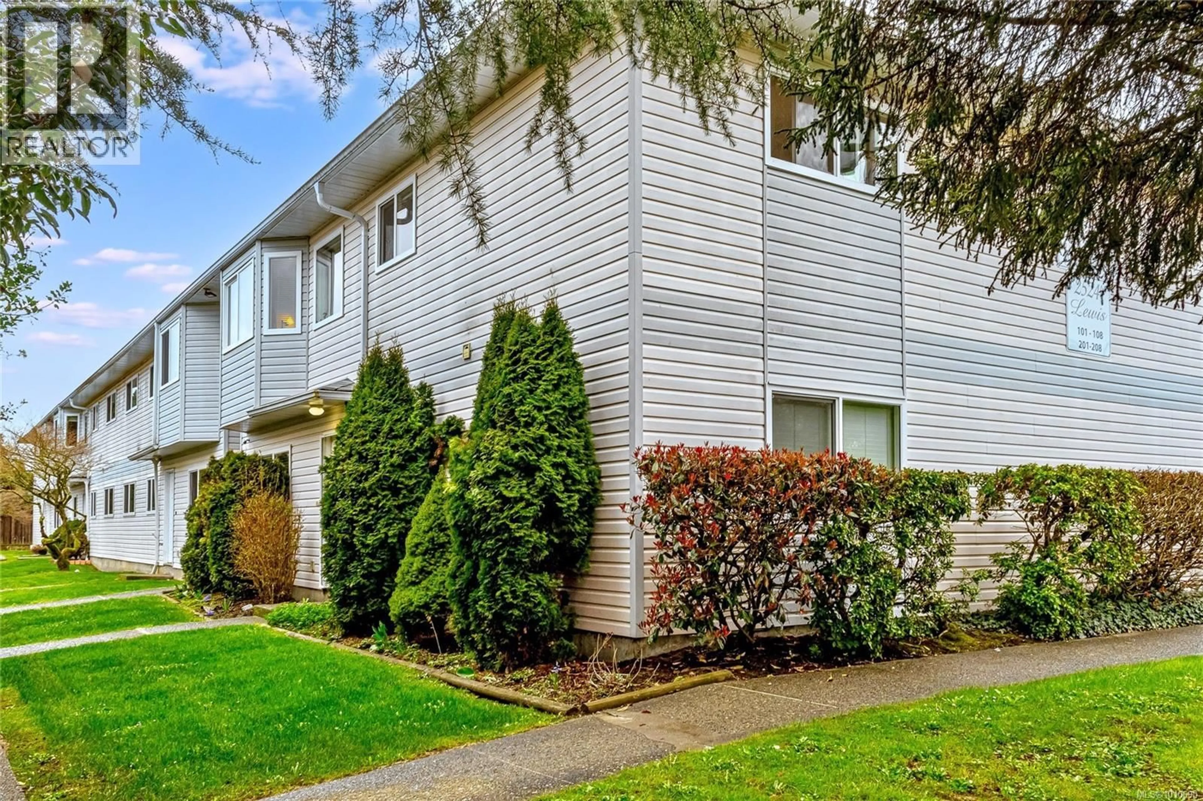 Home with vinyl exterior material, street for 202 - 2524 LEWIS STREET, Duncan British Columbia V9L2Z1