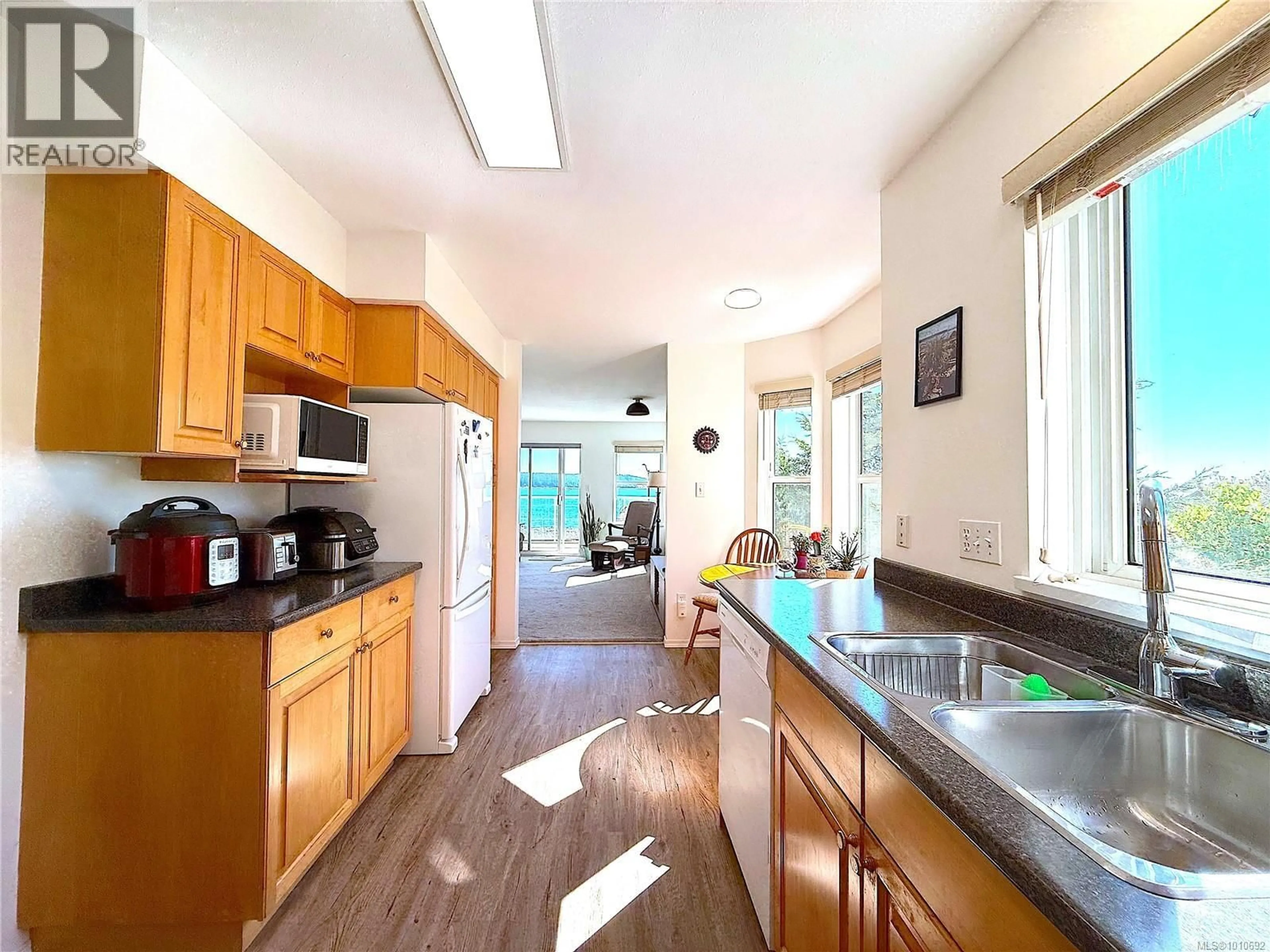 Open concept kitchen, unknown for 201 - 1216 ISLAND HIGHWAY, Campbell River British Columbia V9W1B5