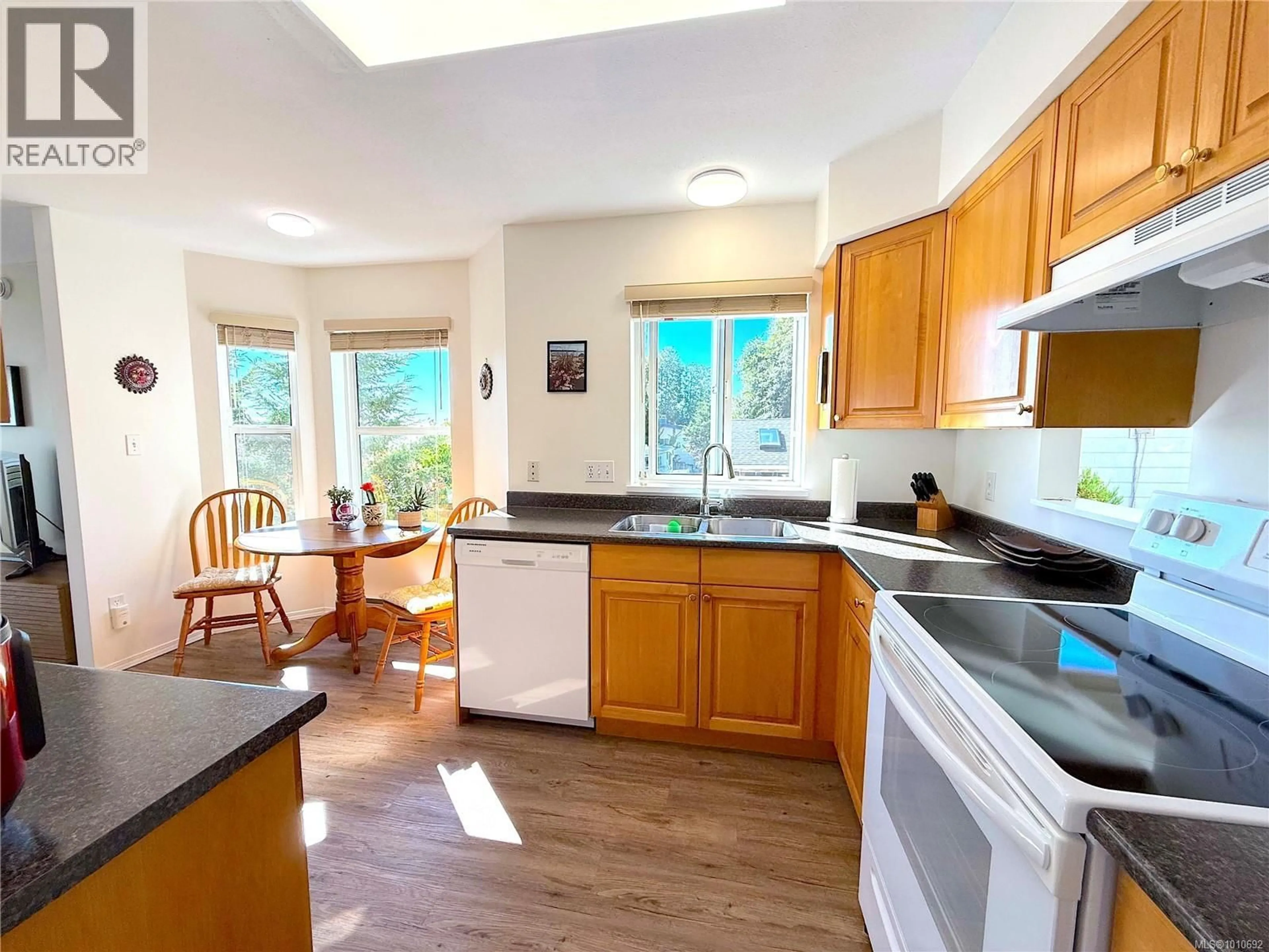 Open concept kitchen, unknown for 201 - 1216 ISLAND HIGHWAY, Campbell River British Columbia V9W1B5