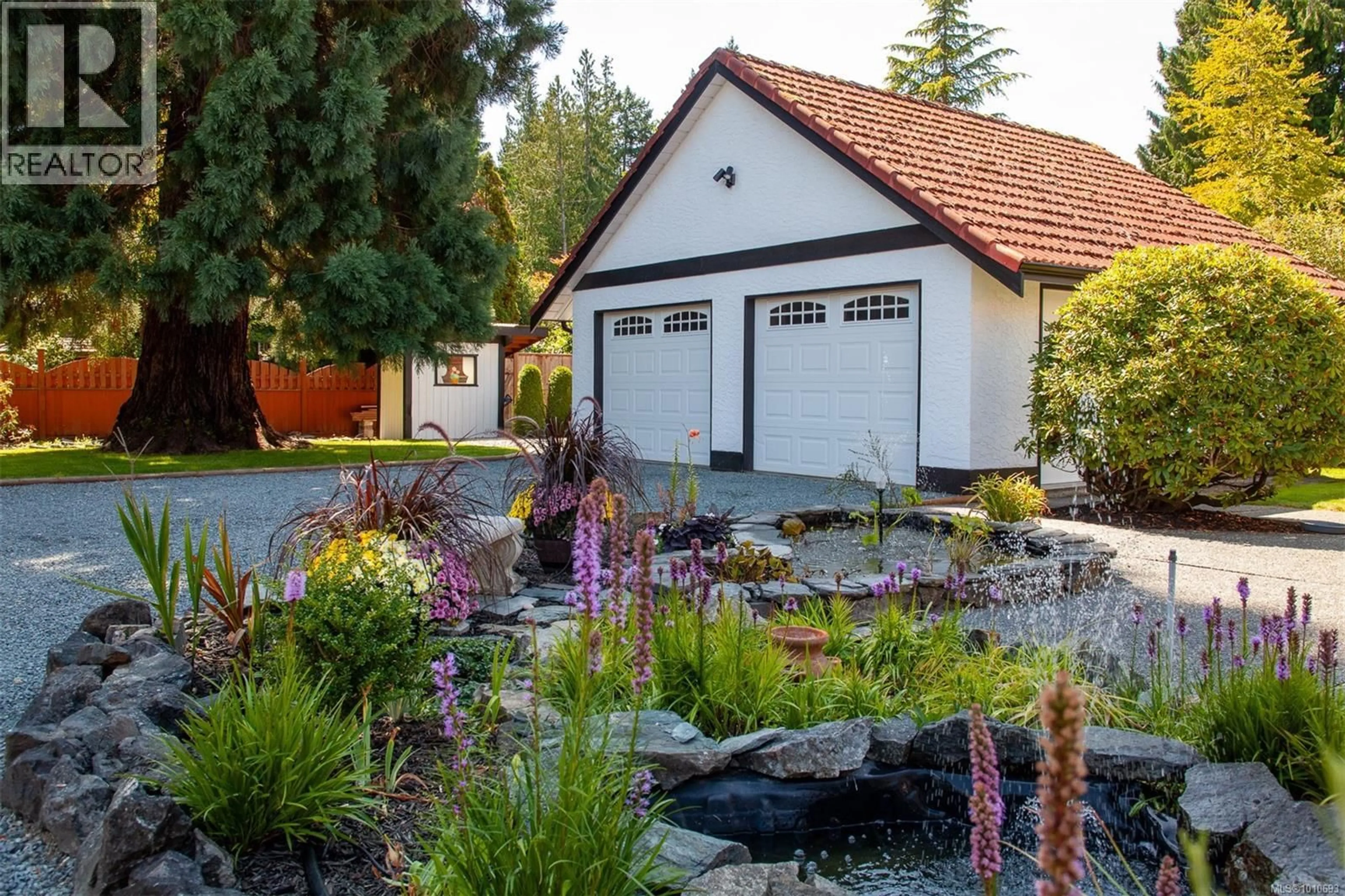 Home with vinyl exterior material, street for 158 CRESCENT ROAD EAST, Qualicum Beach British Columbia V9K1L6