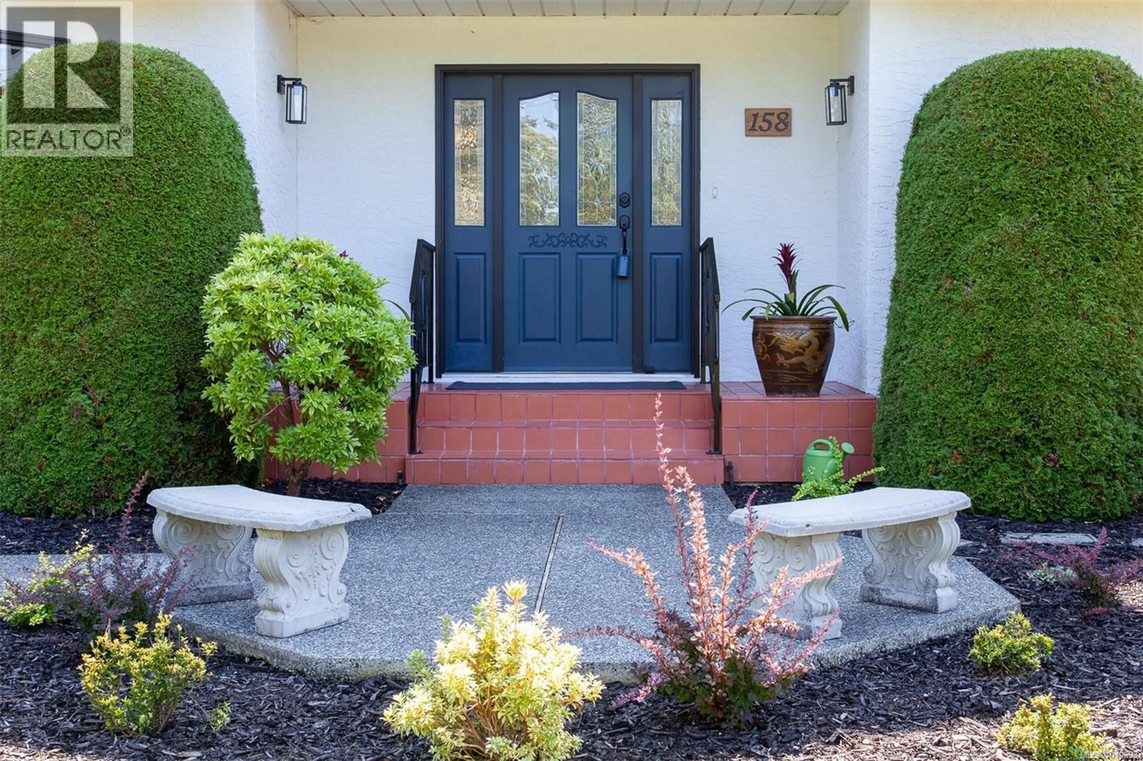 Indoor entryway for 158 CRESCENT ROAD EAST, Qualicum Beach British Columbia V9K1L6