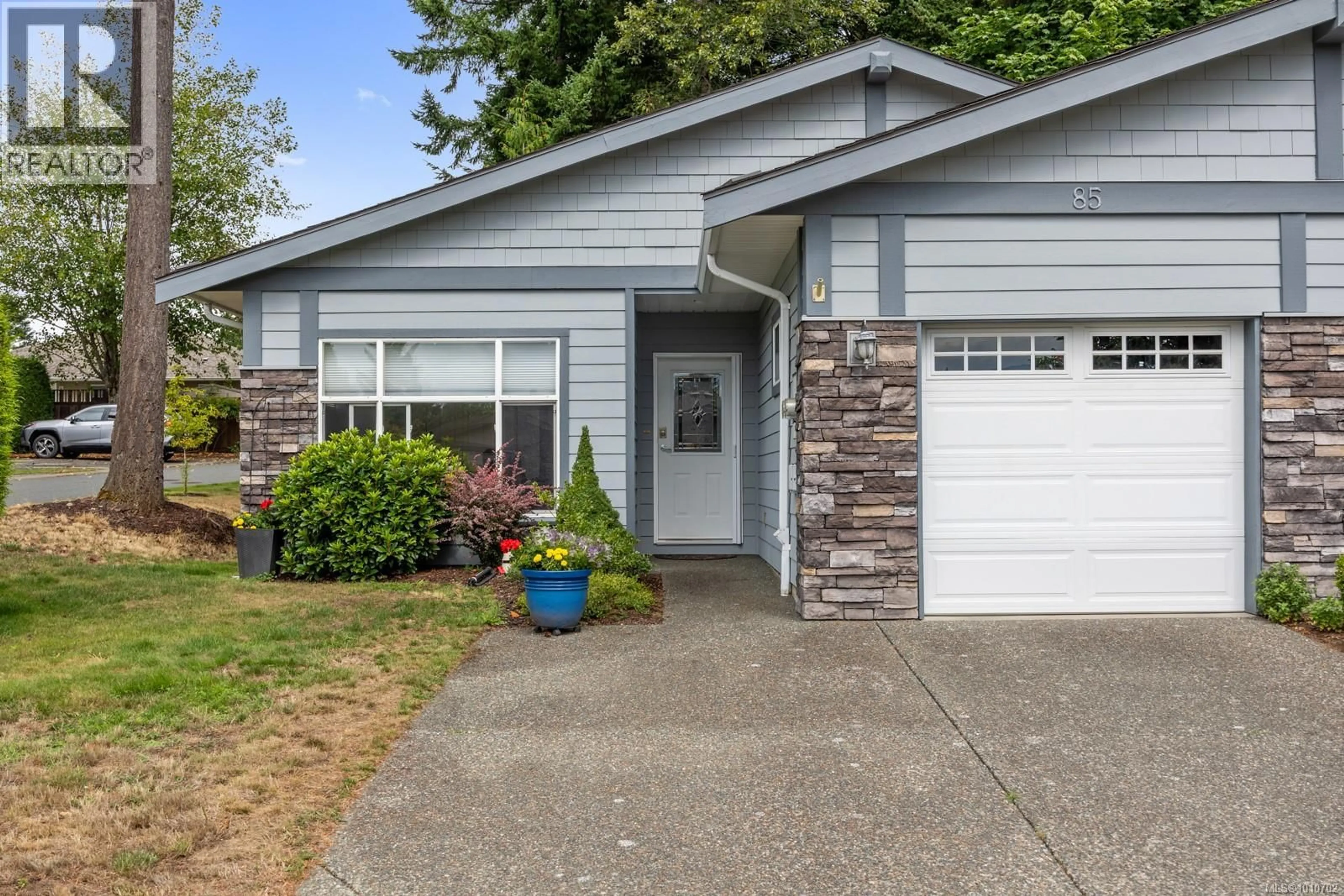 Home with vinyl exterior material, street for 85 - 2001 BLUE JAY PLACE, Courtenay British Columbia V9N4A8