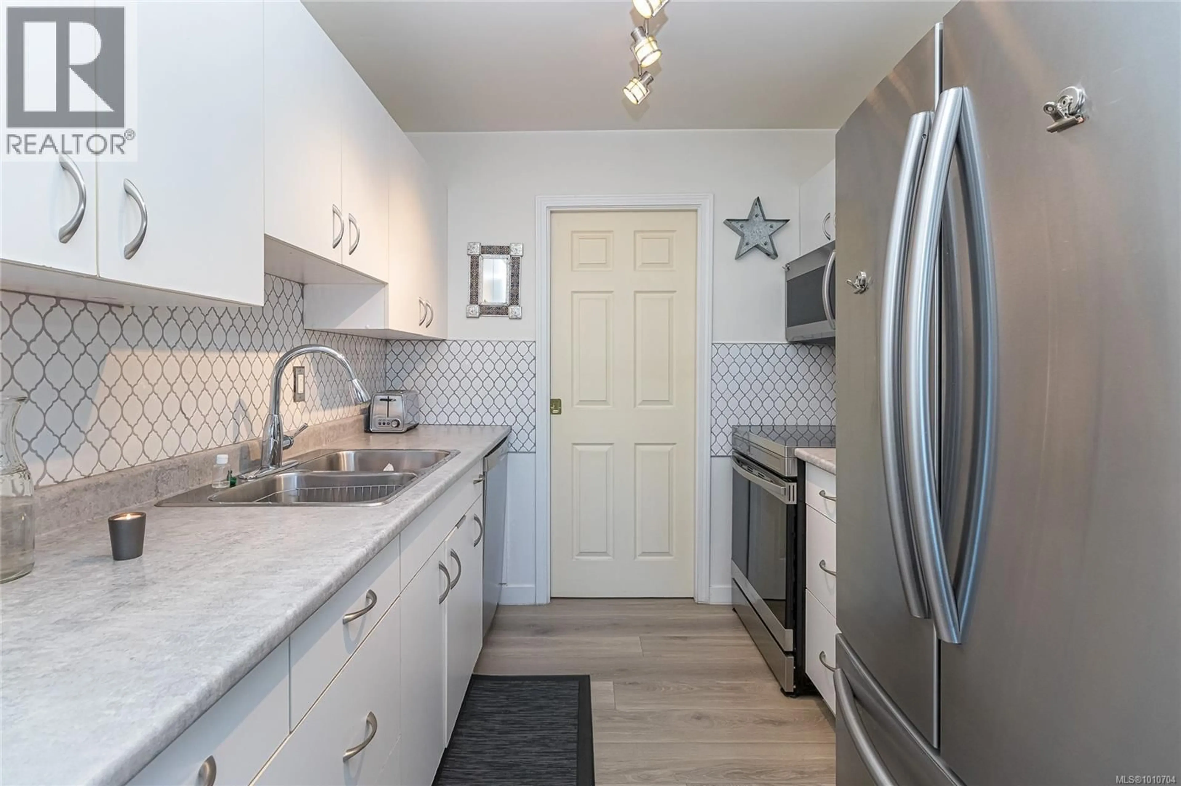 Standard kitchen, ceramic/tile floor for 207 - 360 DALLAS ROAD, Victoria British Columbia V8V1A8