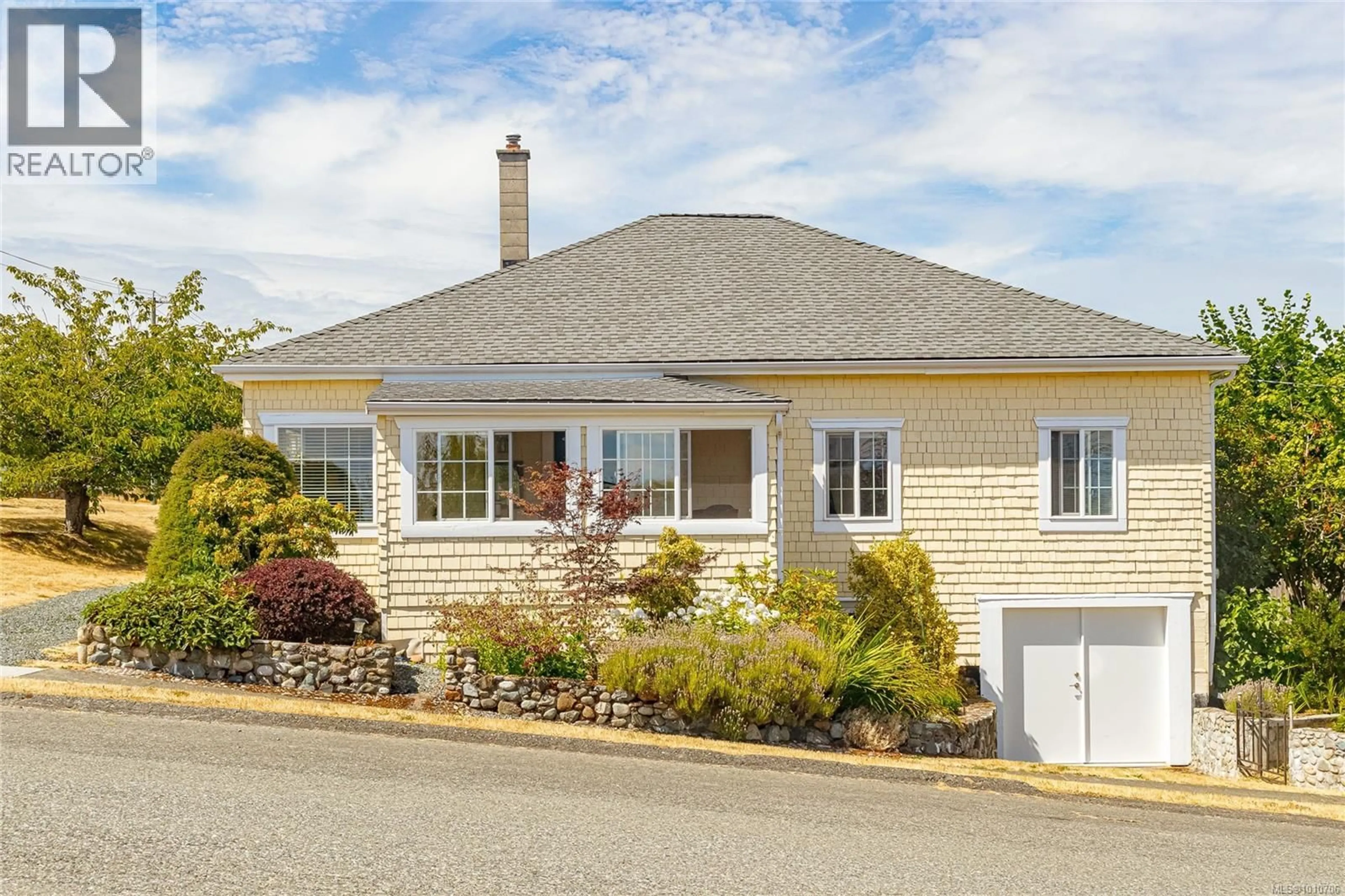 Home with vinyl exterior material, street for 332 GATACRE STREET, Ladysmith British Columbia V9G1B8
