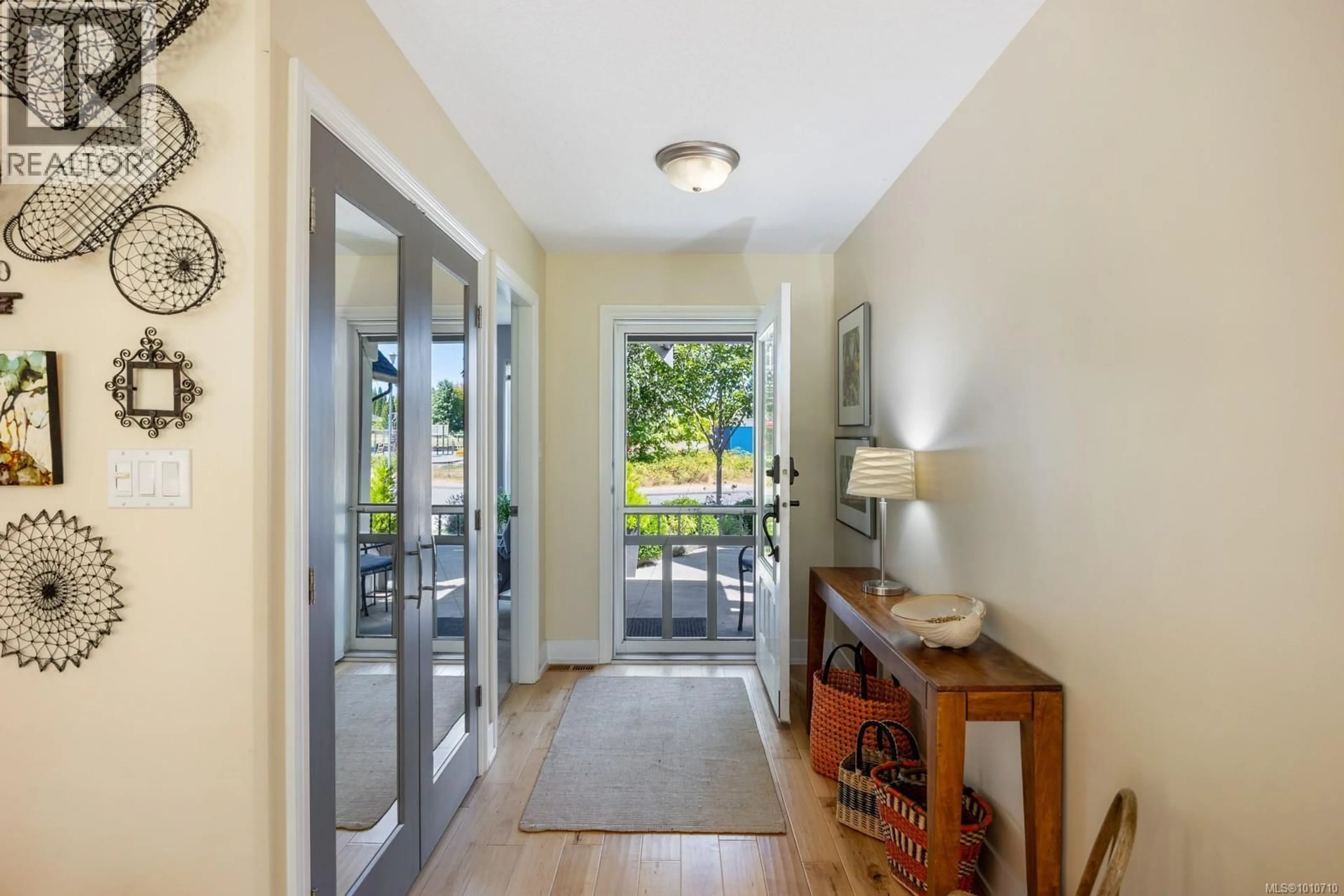 Indoor entryway for 2010 SIERRA DRIVE, Campbell River British Columbia V9H1R6