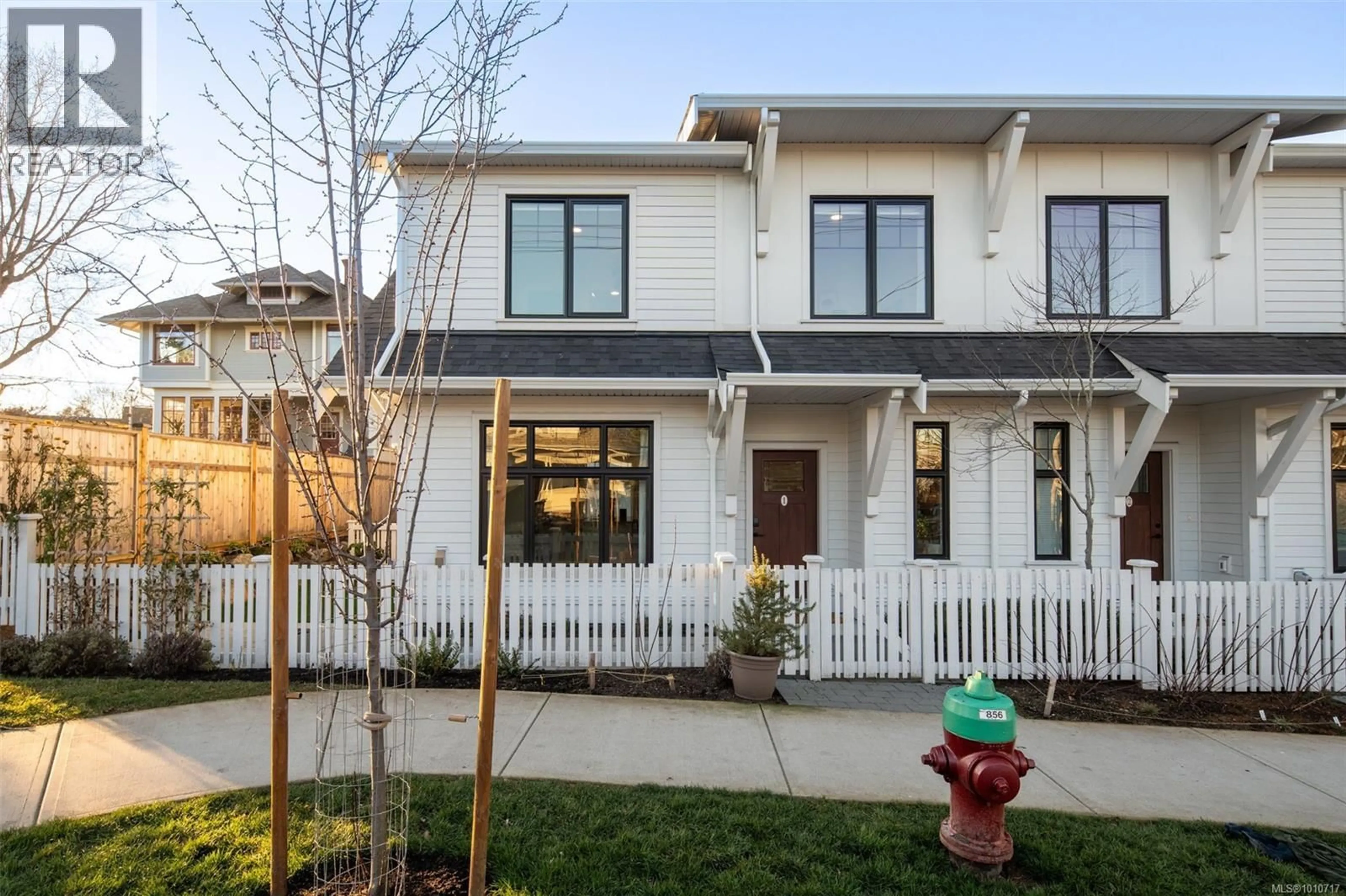 Home with vinyl exterior material, street for 1 - 3080 WASHINGTON AVENUE, Victoria British Columbia V9A1P6