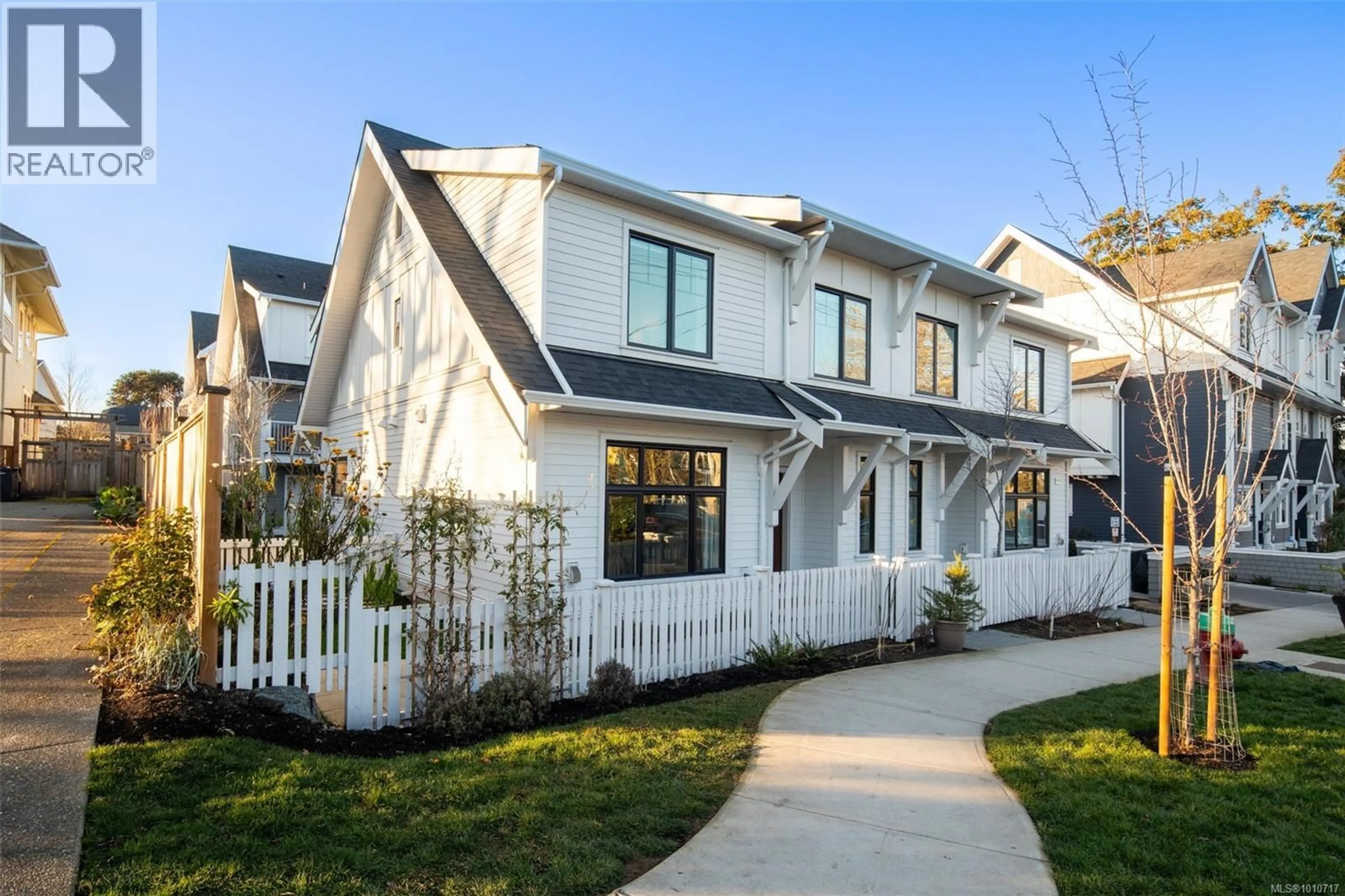Home with vinyl exterior material, street for 1 - 3080 WASHINGTON AVENUE, Victoria British Columbia V9A1P6
