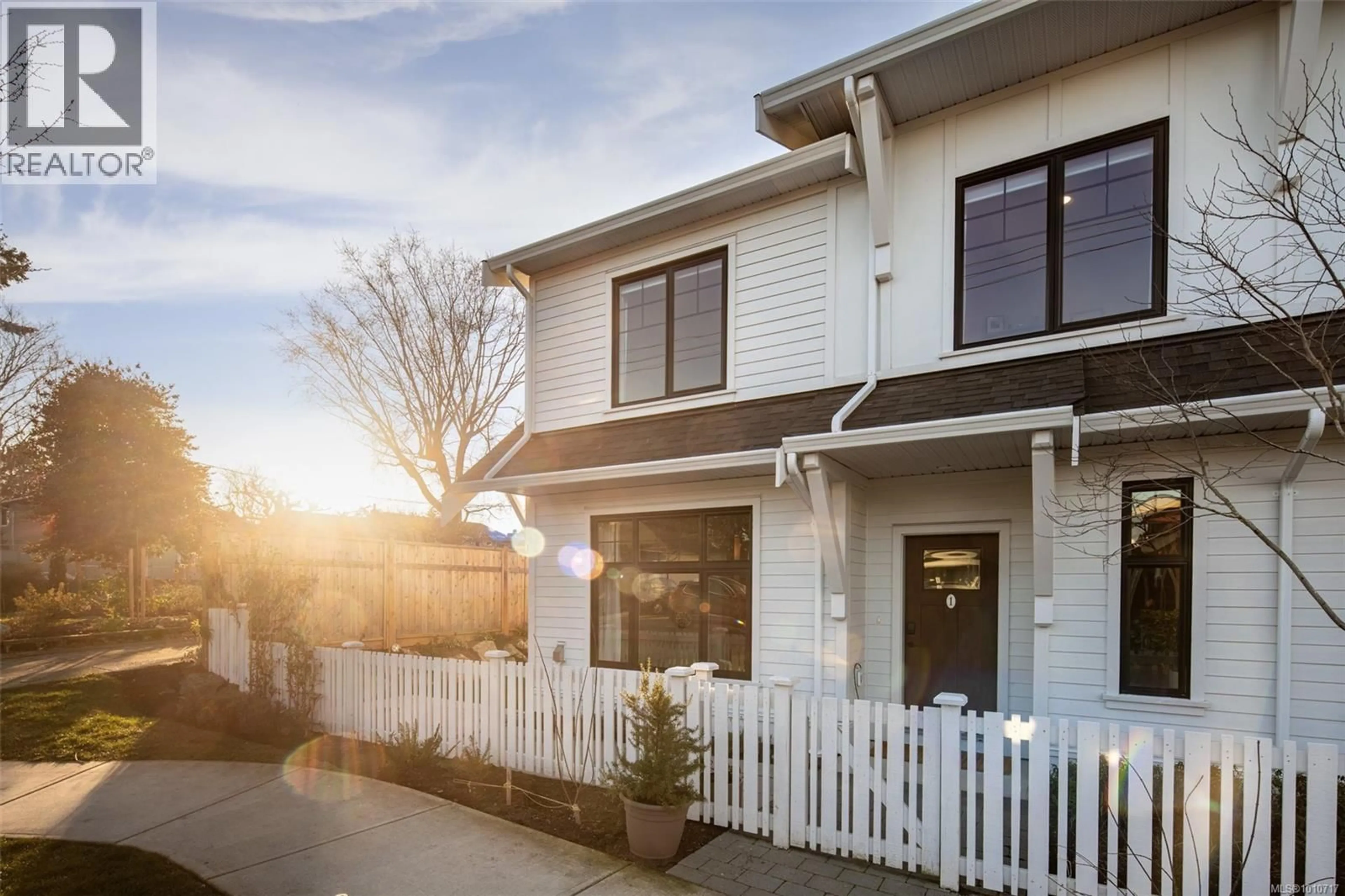Home with vinyl exterior material, street for 1 - 3080 WASHINGTON AVENUE, Victoria British Columbia V9A1P6