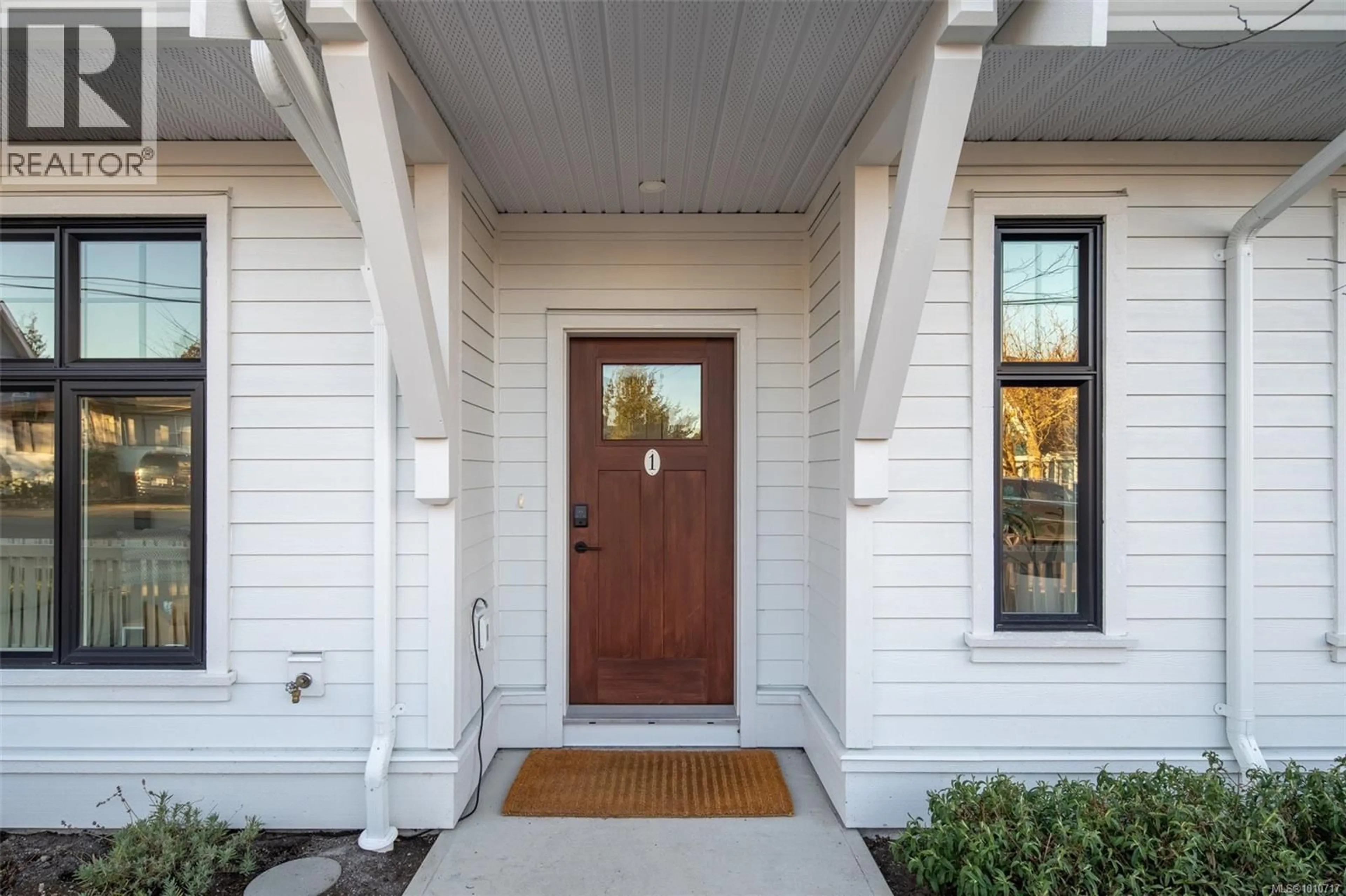 Indoor entryway for 1 - 3080 WASHINGTON AVENUE, Victoria British Columbia V9A1P6