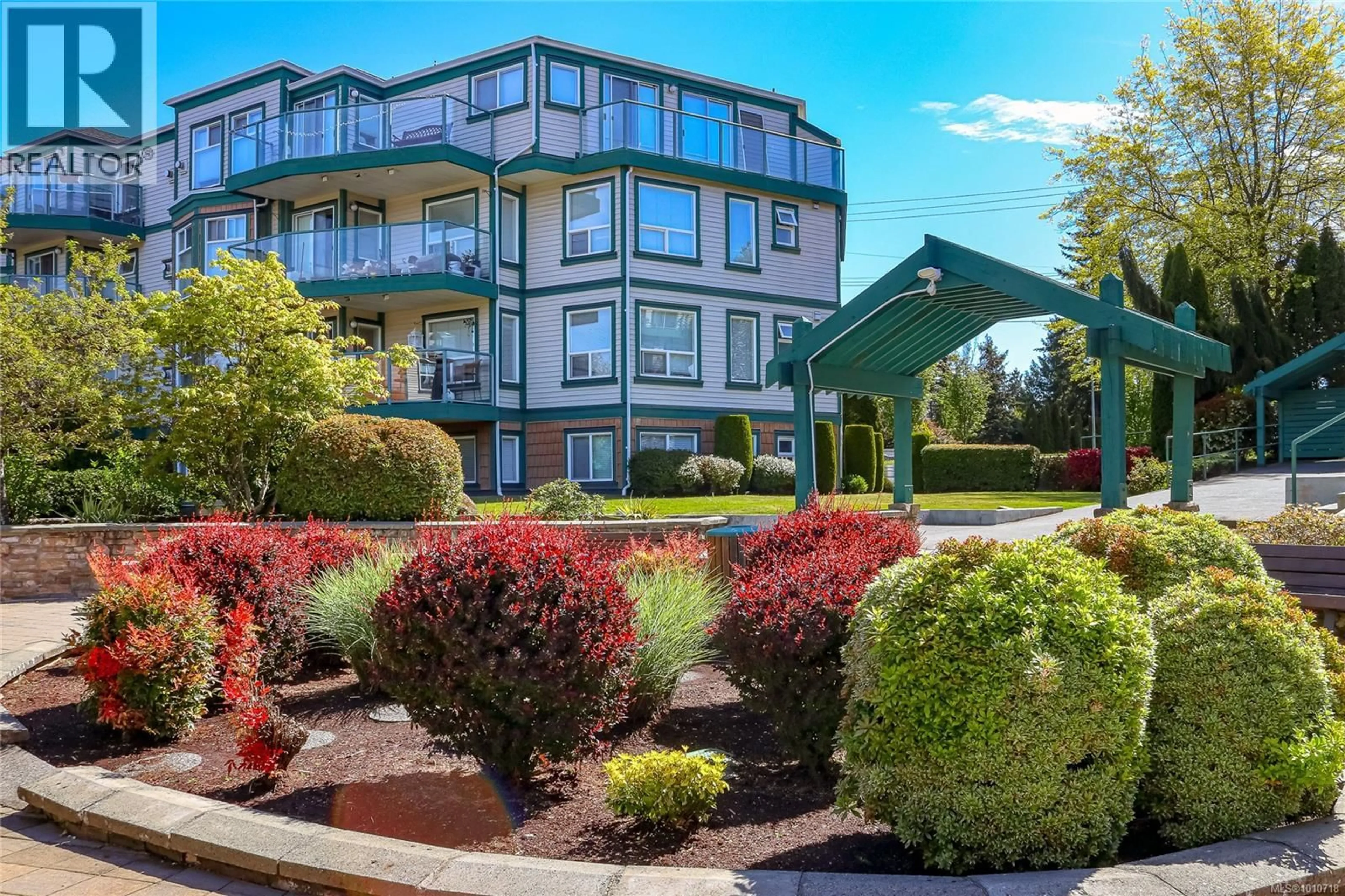 Patio, water/lake/river/ocean view for 110 - 894 VERNON AVENUE, Saanich British Columbia V8X2W6
