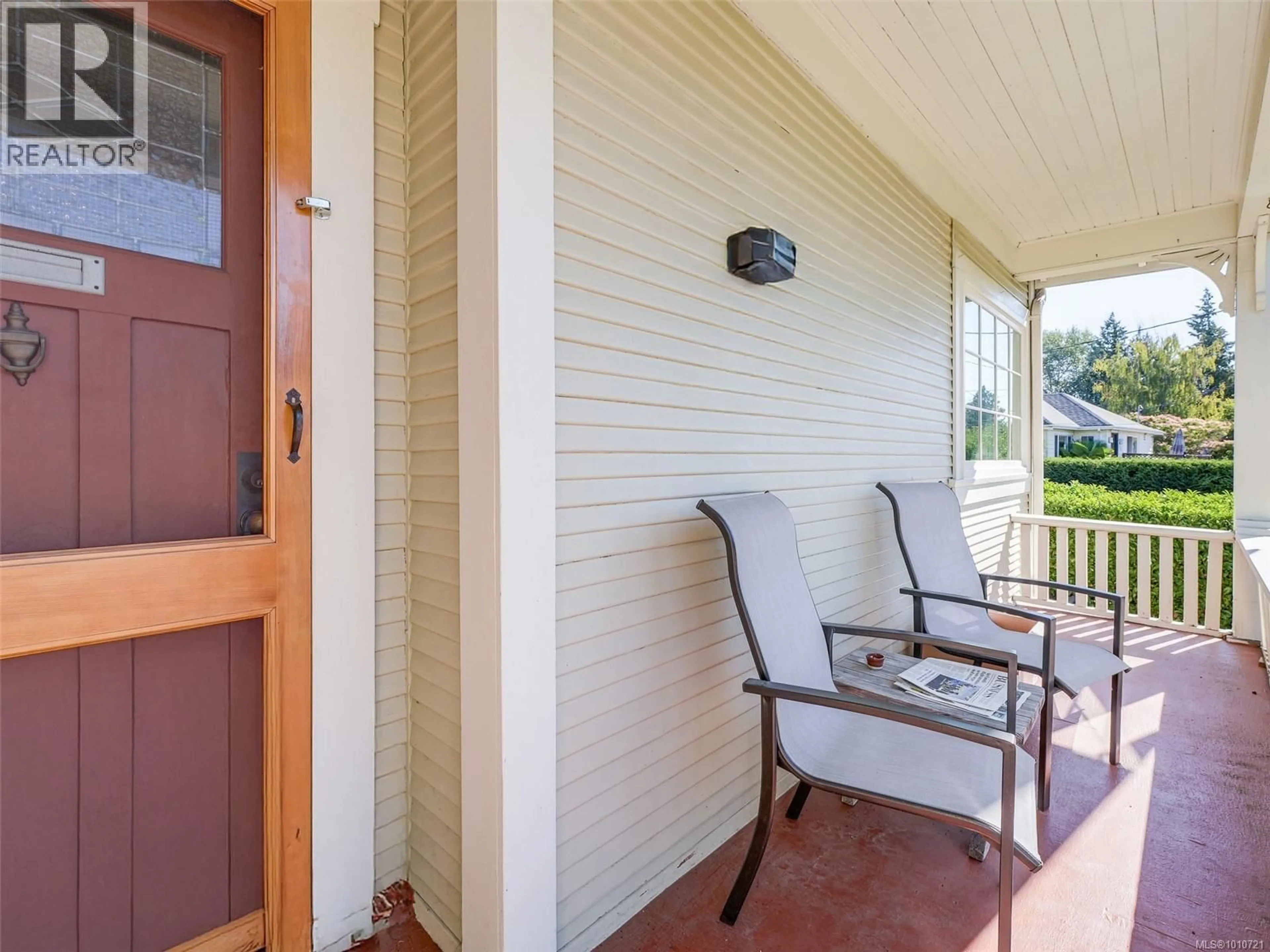 Patio, street for 890 BURNSIDE ROAD WEST, Saanich British Columbia V8Z1N2