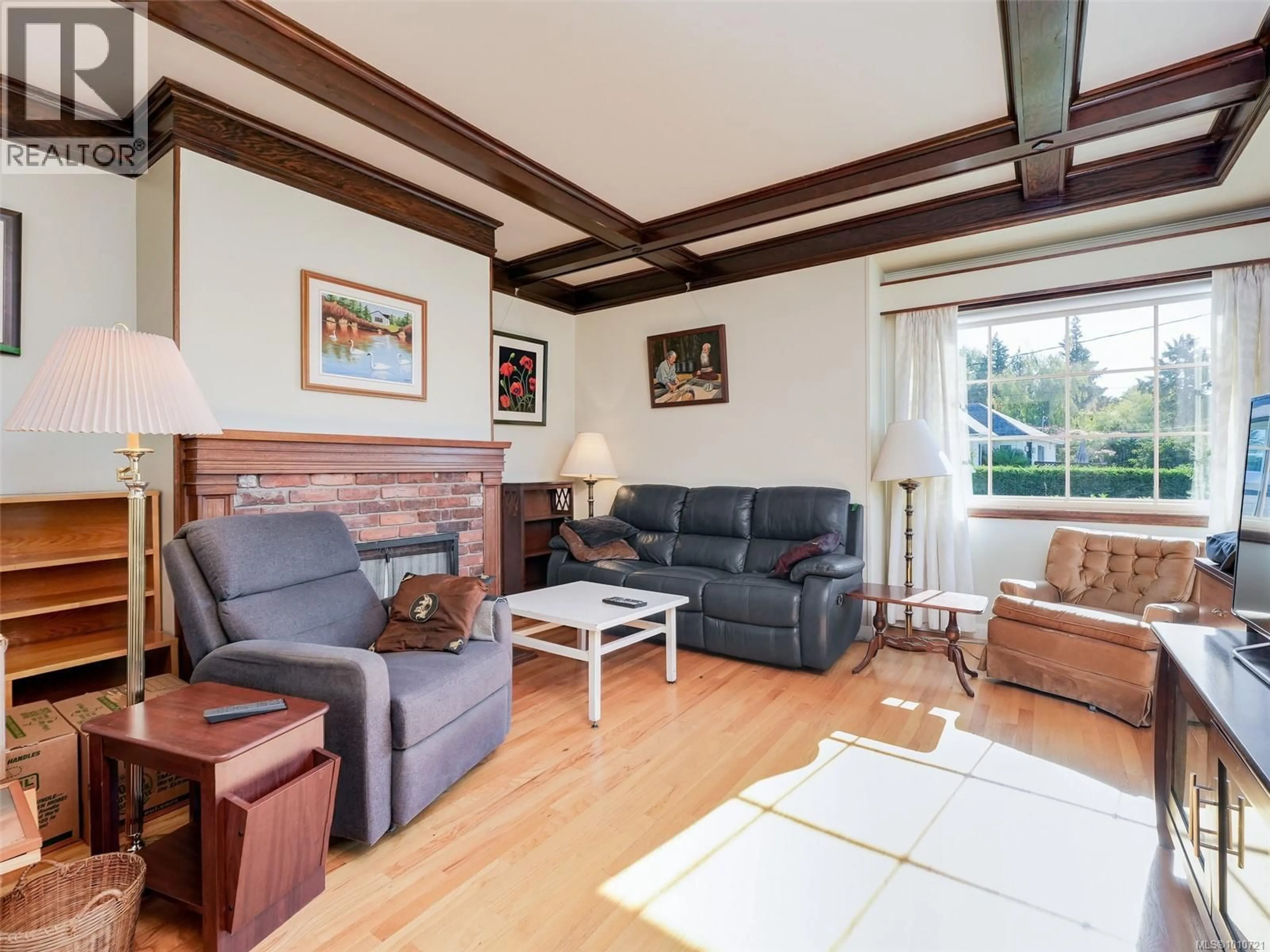 Living room with furniture, wood/laminate floor for 890 BURNSIDE ROAD WEST, Saanich British Columbia V8Z1N2