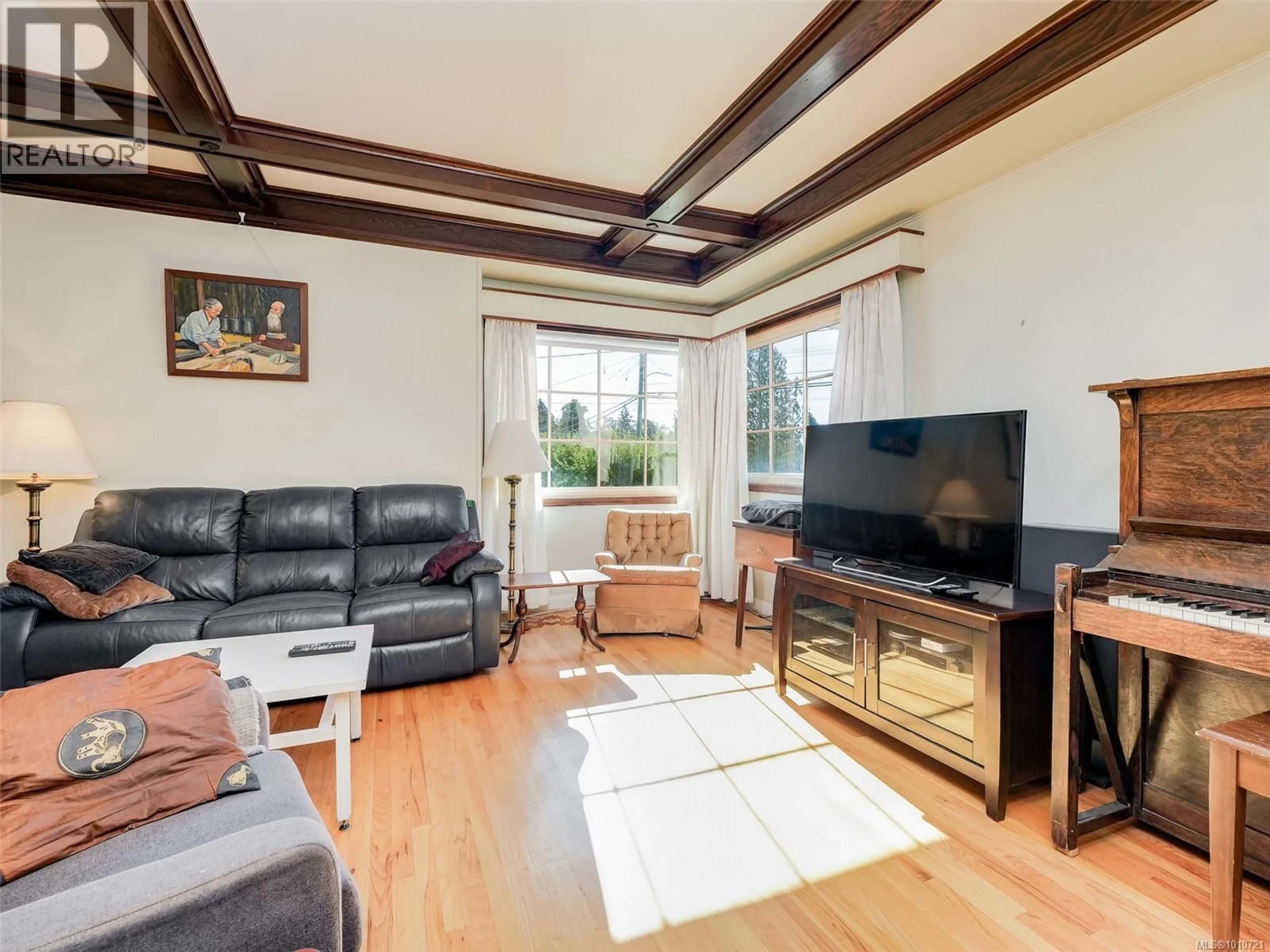 Living room with furniture, wood/laminate floor for 890 BURNSIDE ROAD WEST, Saanich British Columbia V8Z1N2